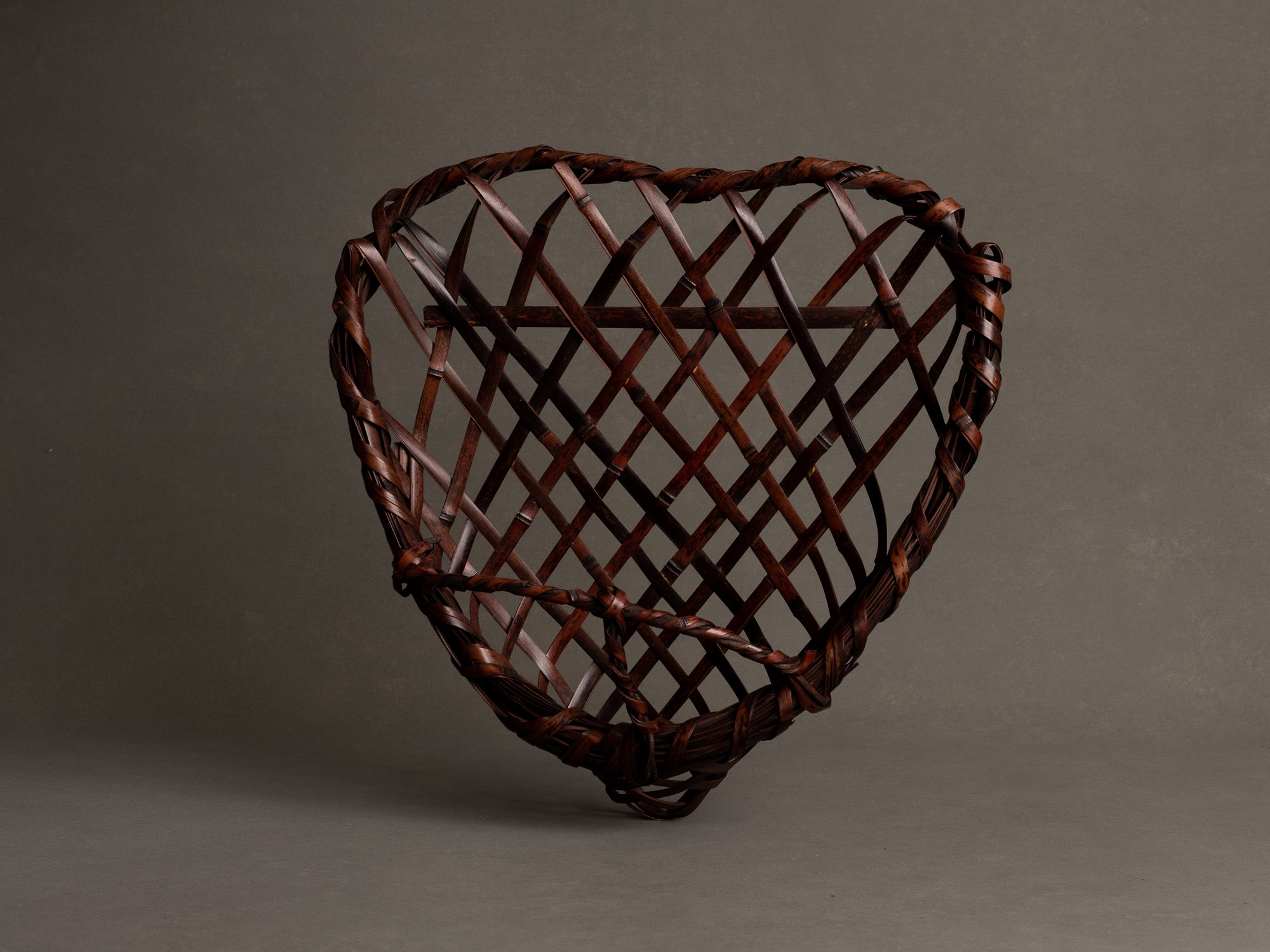 Corbeille à anse pour l'ikebana en forme de cœur, Japon (Ère Shōwa)..Flower Basket stand for ikebana, heart shaped with handle, Japan (Shōwa era)