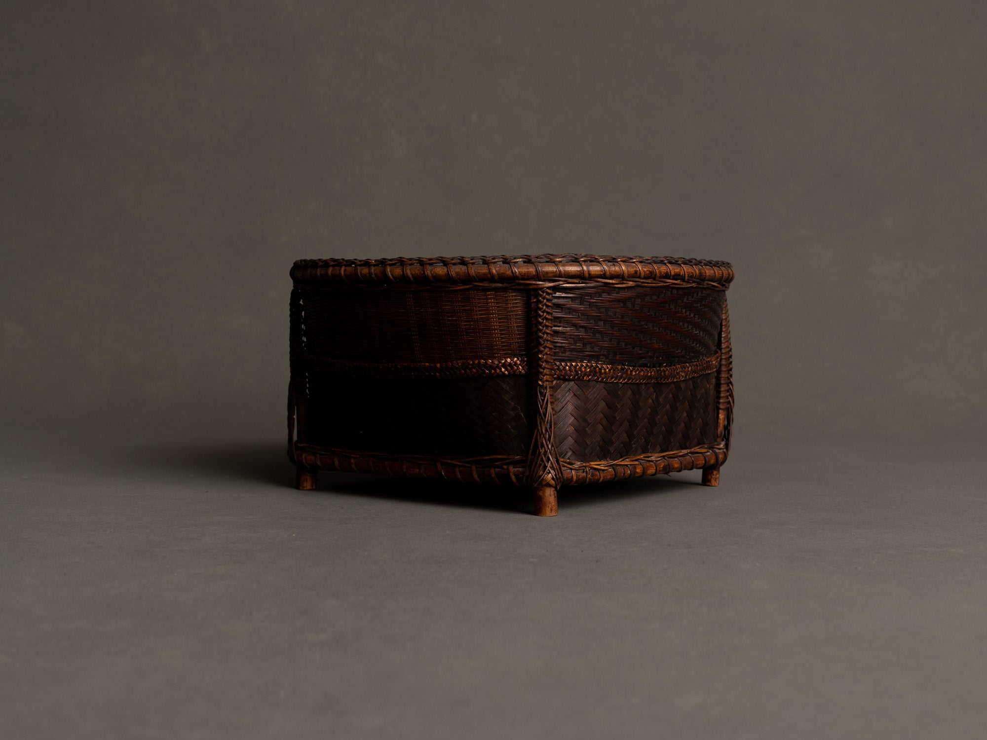 Sumitorikago, coupe / panier en bambou, cérémonie du thé, Japon (ère Shōwa)..Sumitorikago bamboo charcoal basket, chanoyu, Japan (Shōwa era)