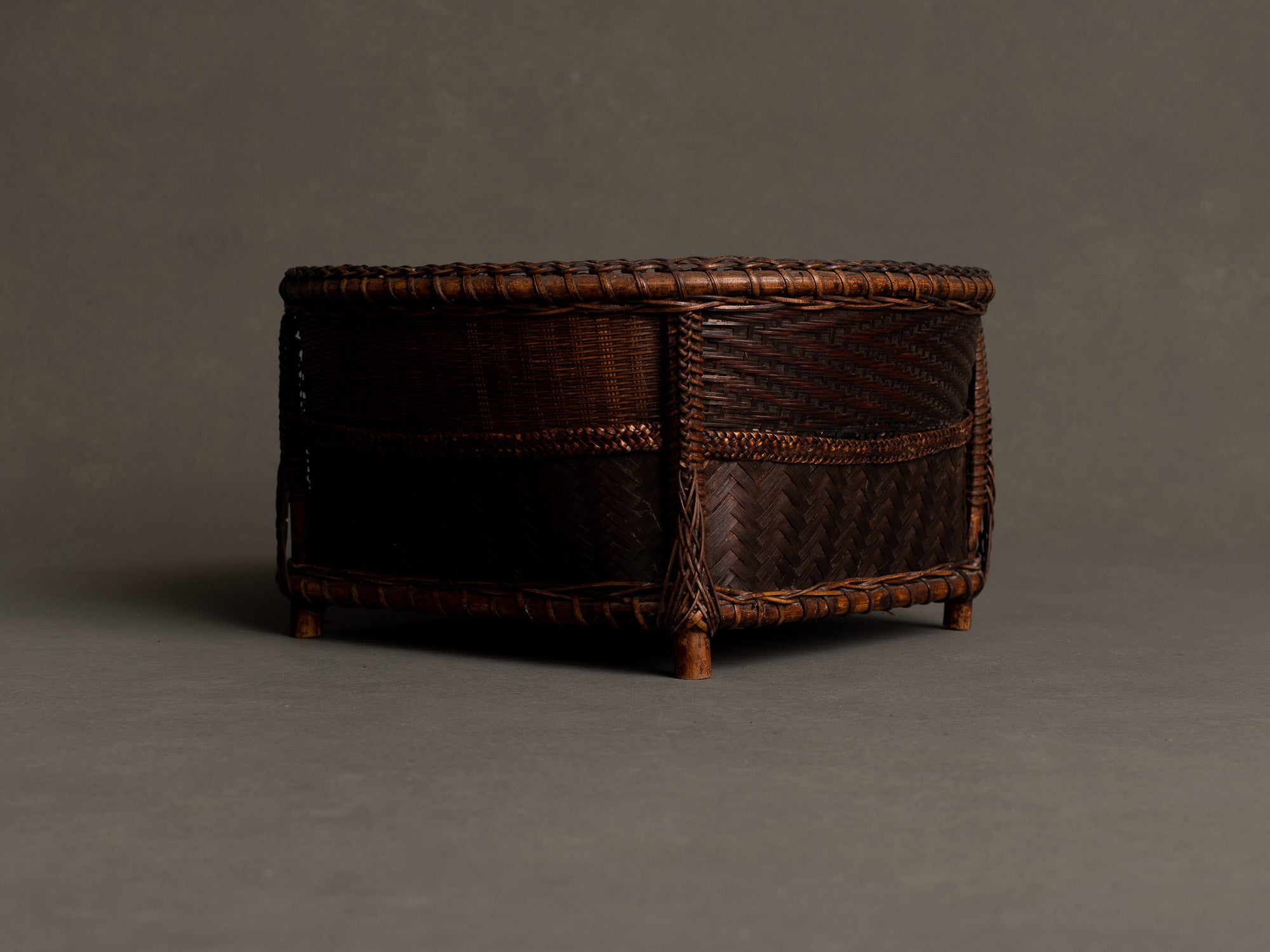 Sumitorikago, coupe / panier en bambou, cérémonie du thé, Japon (ère Shōwa)..Sumitorikago bamboo charcoal basket, chanoyu, Japan (Shōwa era)