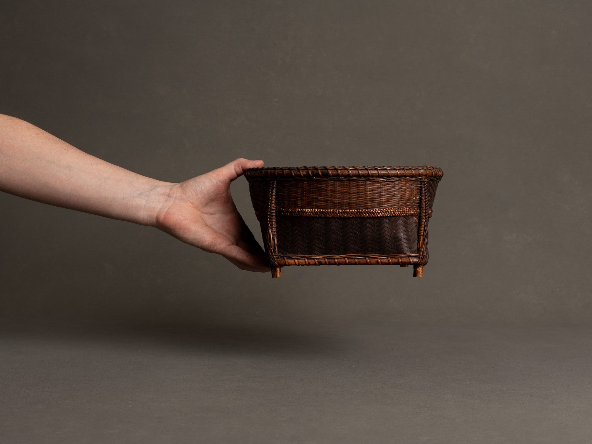 Sumitorikago, coupe / panier en bambou, cérémonie du thé, Japon (ère Shōwa)..Sumitorikago bamboo charcoal basket, chanoyu, Japan (Shōwa era)