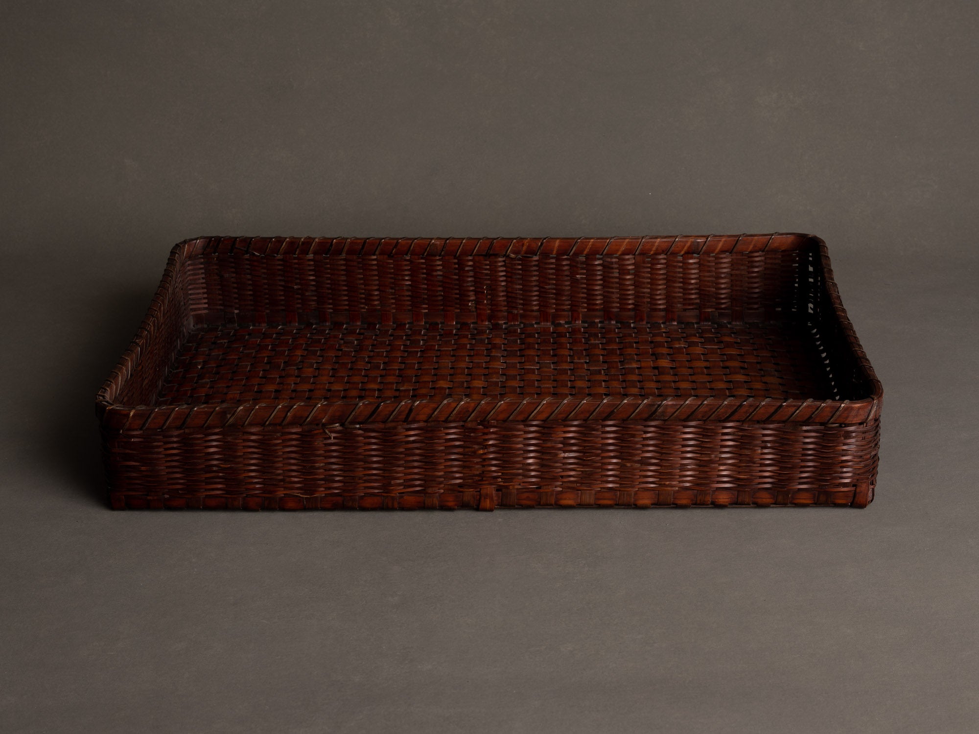 Panier ou plateau à Kimono en vannerie de bambou, Japon (Ère Taishō / Début ère Shōwa)..Kimono tray in bamboo basketry, Japan (Taishō era / Early Shōwa era)