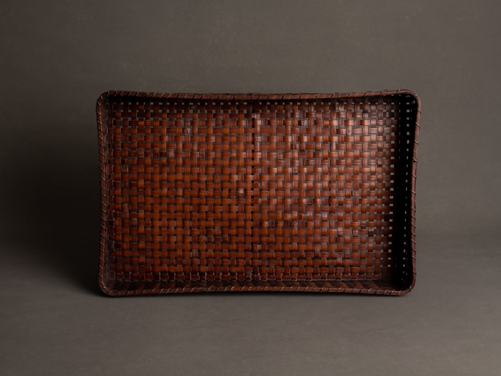 Panier ou plateau à Kimono en vannerie de bambou, Japon (Ère Taishō / Début ère Shōwa)..Kimono tray in bamboo basketry, Japan (Taishō era / Early Shōwa era)