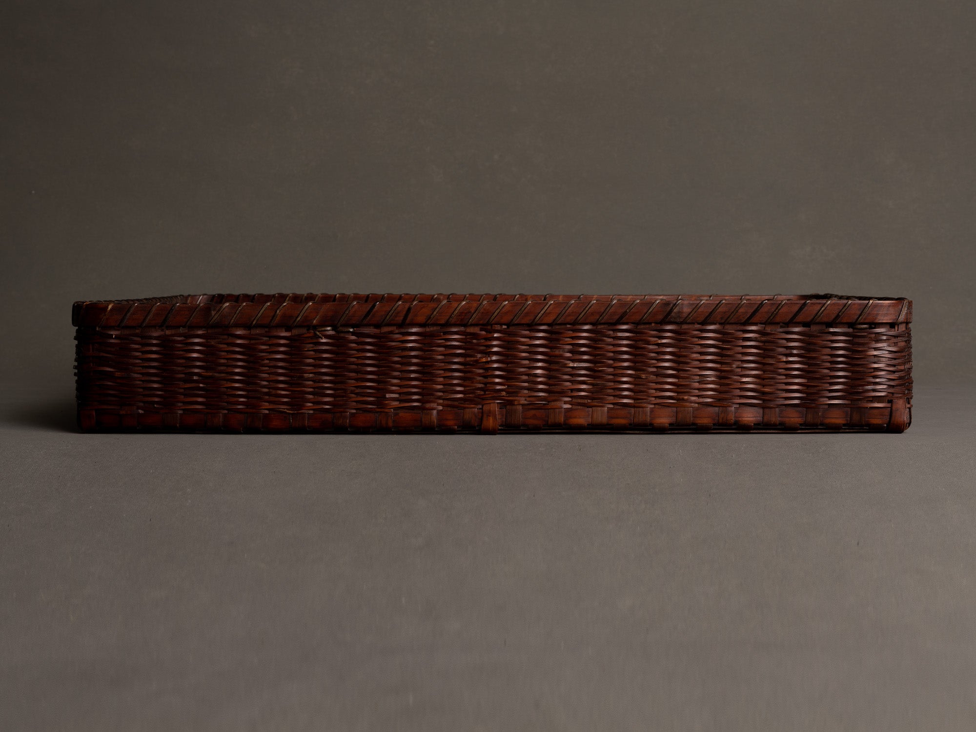 Panier ou plateau à Kimono en vannerie de bambou, Japon (Ère Taishō / Début ère Shōwa)..Kimono tray in bamboo basketry, Japan (Taishō era / Early Shōwa era)