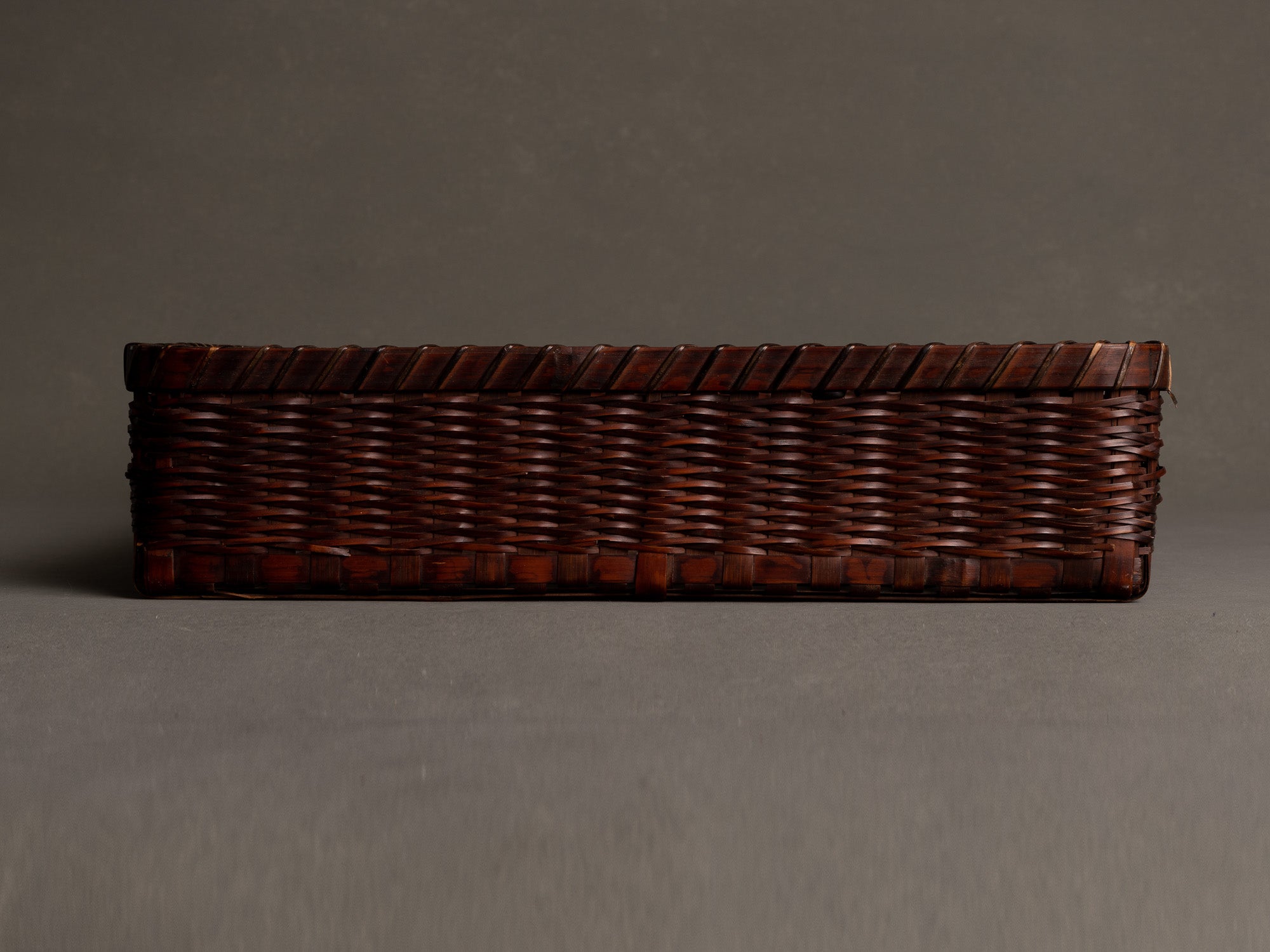 Panier ou plateau à Kimono en vannerie de bambou, Japon (Ère Taishō / Début ère Shōwa)..Kimono tray in bamboo basketry, Japan (Taishō era / Early Shōwa era)