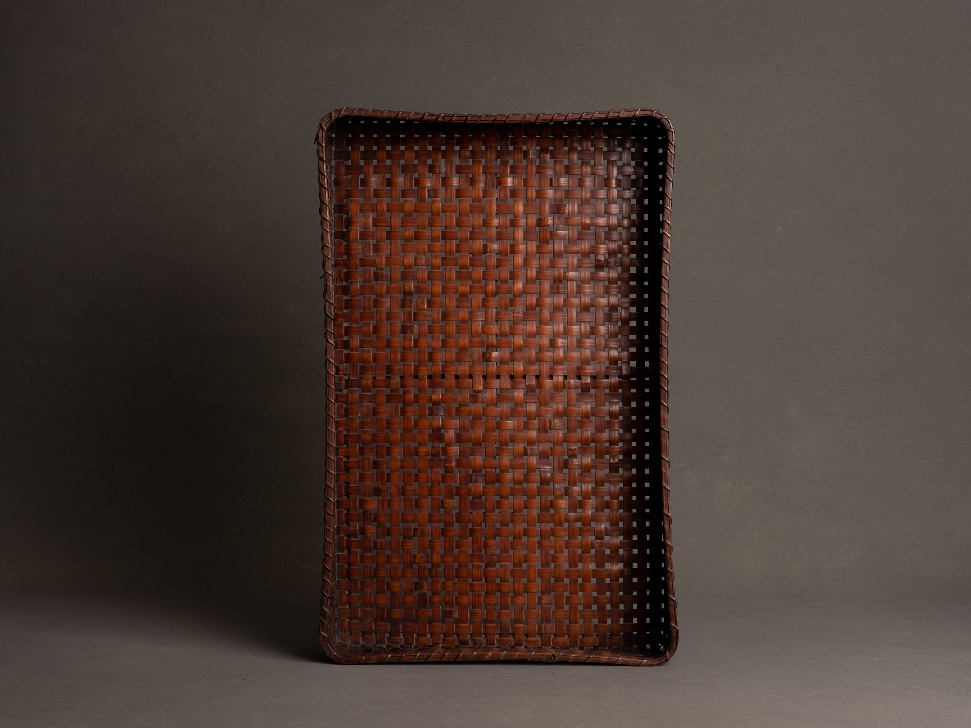 Panier ou plateau à Kimono en vannerie de bambou, Japon (Ère Taishō / Début ère Shōwa)..Kimono tray in bamboo basketry, Japan (Taishō era / Early Shōwa era)