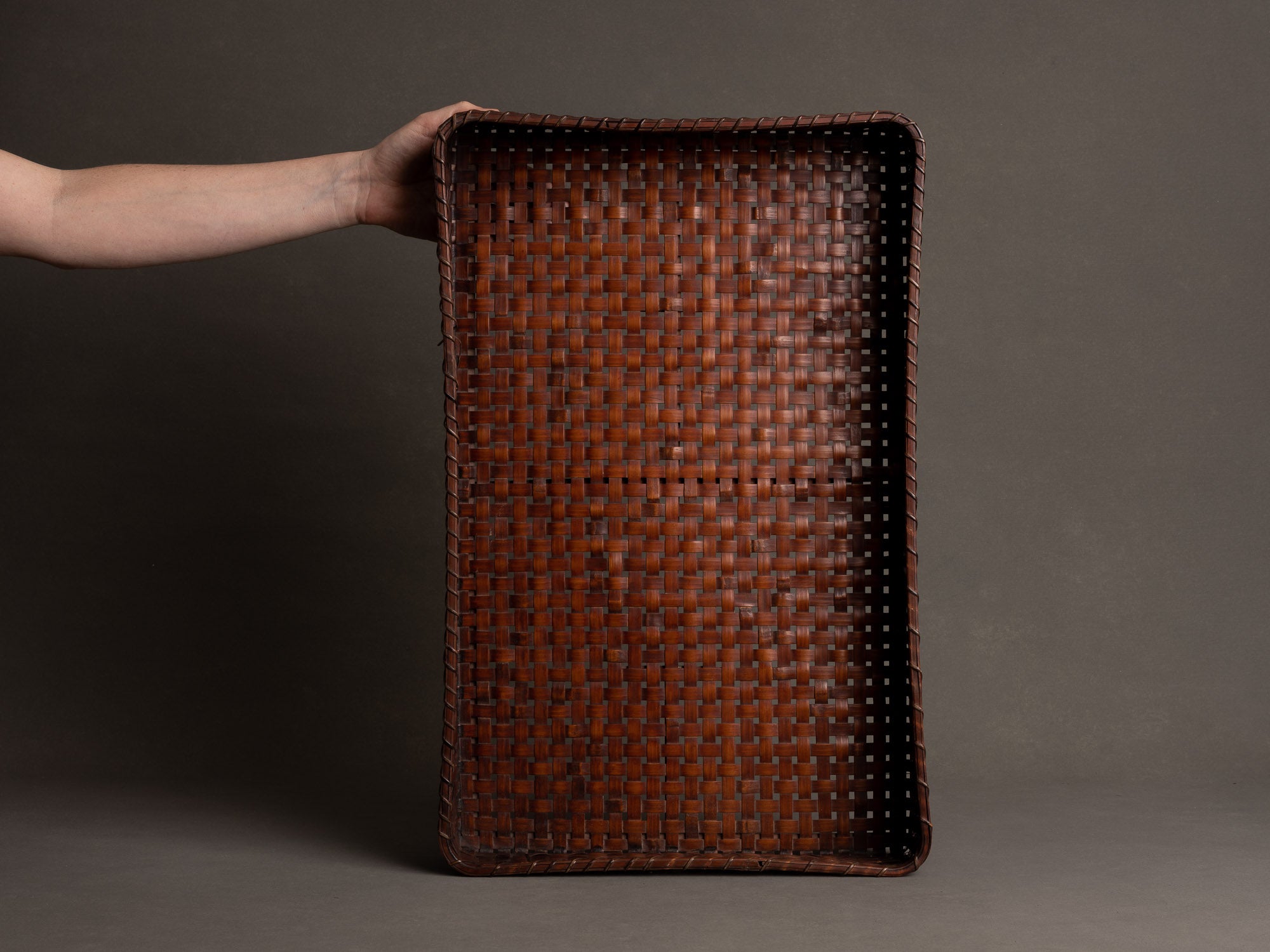 Panier ou plateau à Kimono en vannerie de bambou, Japon (Ère Taishō / Début ère Shōwa)..Kimono tray in bamboo basketry, Japan (Taishō era / Early Shōwa era)