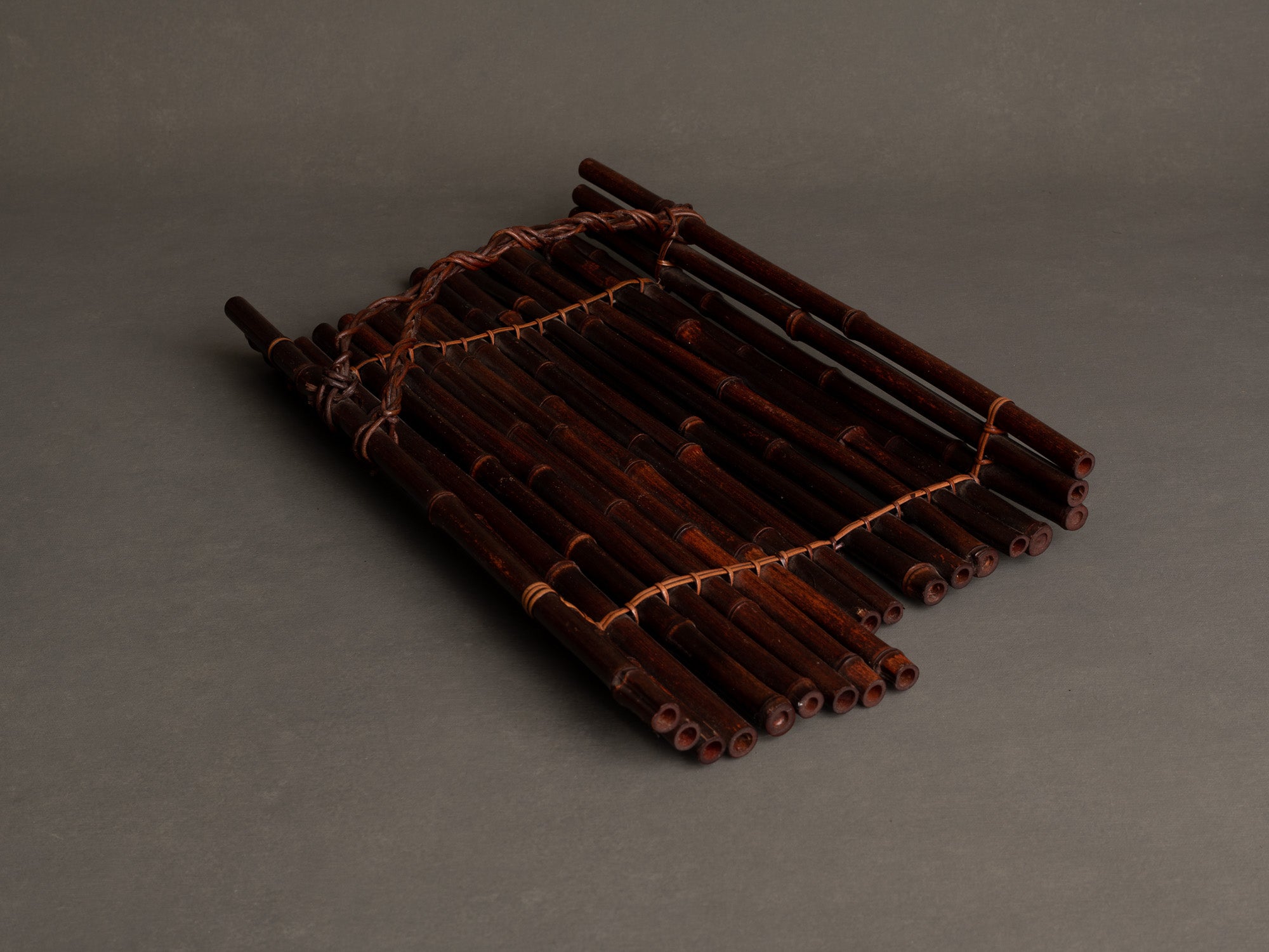 Kashiki, plateau en bambou pour la cérémonie du thé, Japon (Ère Shōwa)..Kashiki, bamboo tray for tea ceremony, Japan (Shōwa era)