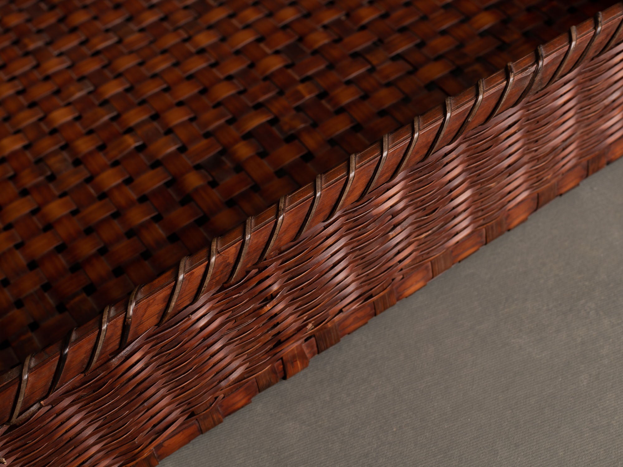 Panier ou plateau à Kimono en vannerie de bambou, Japon (Ère Taishō / Début ère Shōwa)..Kimono tray in bamboo basketry, Japan (Taishō era / Early Shōwa era)