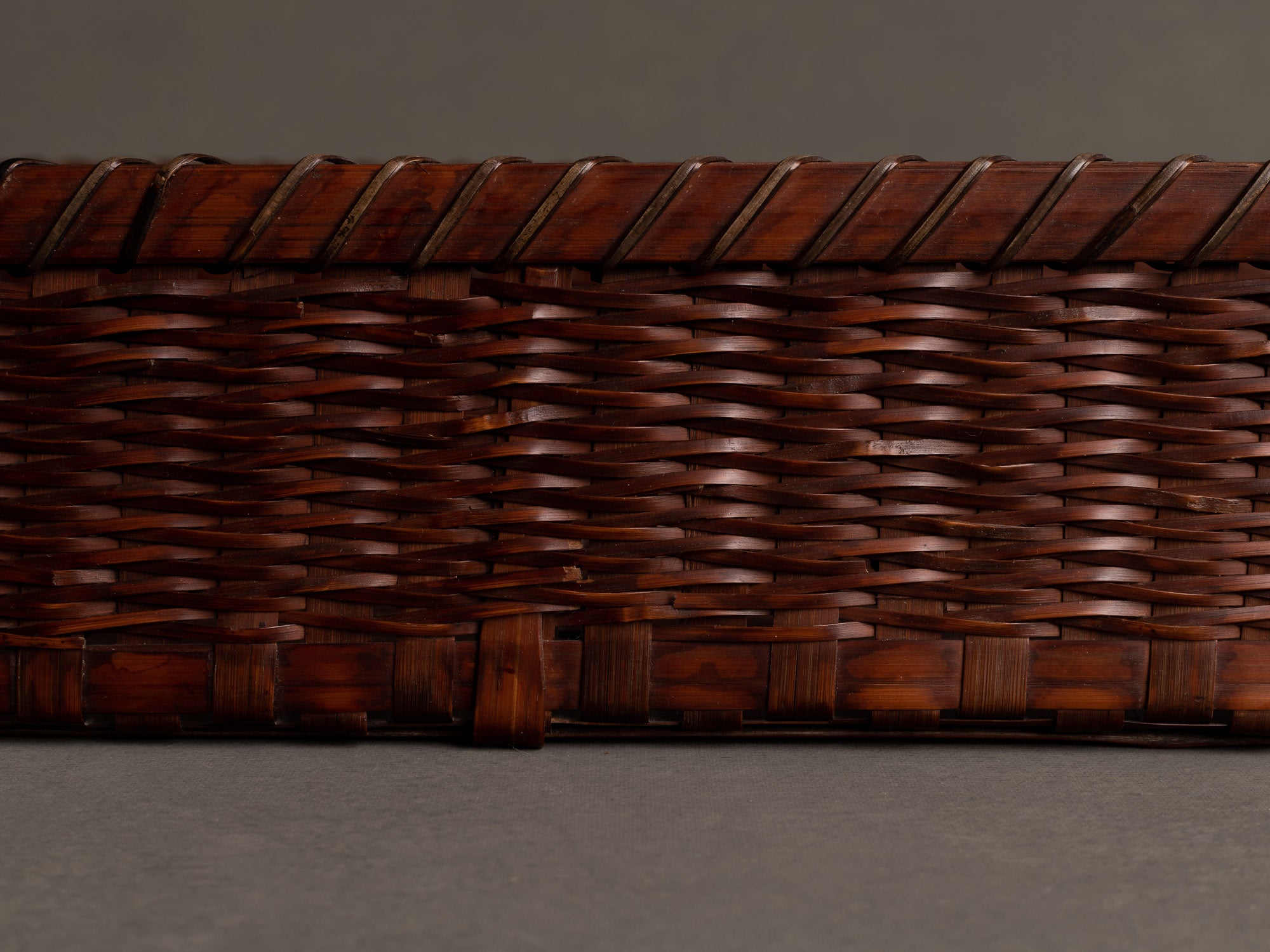 Panier ou plateau à Kimono en vannerie de bambou, Japon (Ère Taishō / Début ère Shōwa)..Kimono tray in bamboo basketry, Japan (Taishō era / Early Shōwa era)