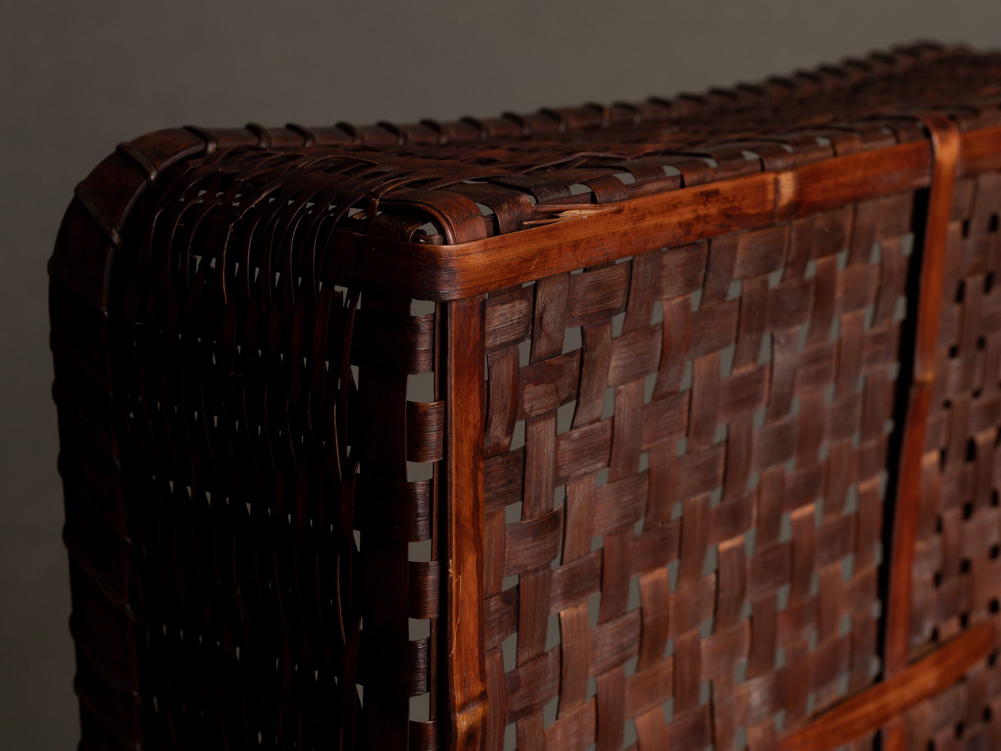 Panier ou plateau à Kimono en vannerie de bambou, Japon (Ère Taishō / Début ère Shōwa)..Kimono tray in bamboo basketry, Japan (Taishō era / Early Shōwa era)