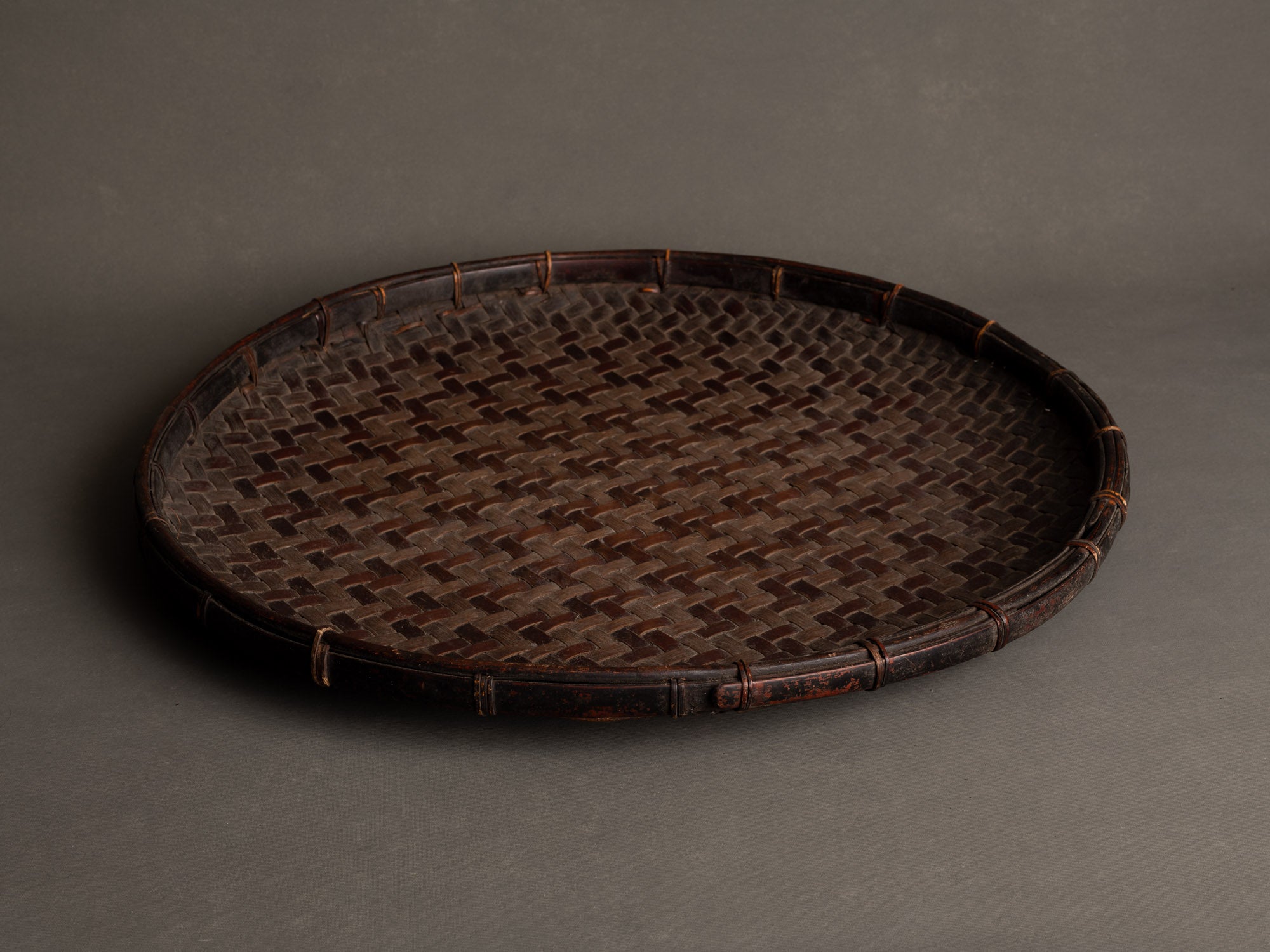 Rare plateau circulaire en bambou pour le thé et l'ikebana, Japon (Fin ère Meiji / début ère Shōwa)..Rare circular bamboo tray for tea and ikebana, Japan (Late Meiji / early Shōwa era)
