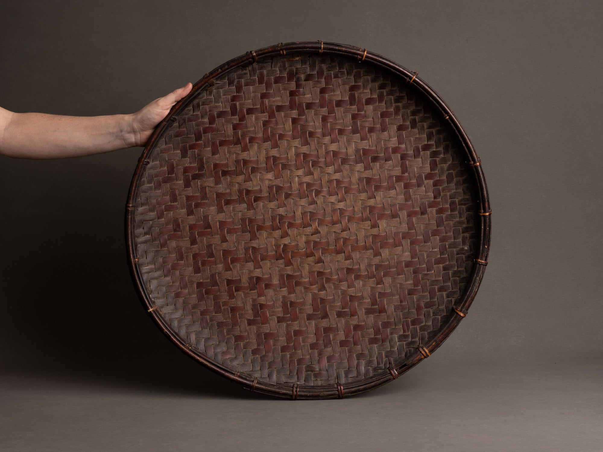 Rare plateau circulaire en bambou pour le thé et l'ikebana, Japon (Fin ère Meiji / début ère Shōwa)..Rare circular bamboo tray for tea and ikebana, Japan (Late Meiji / early Shōwa era)