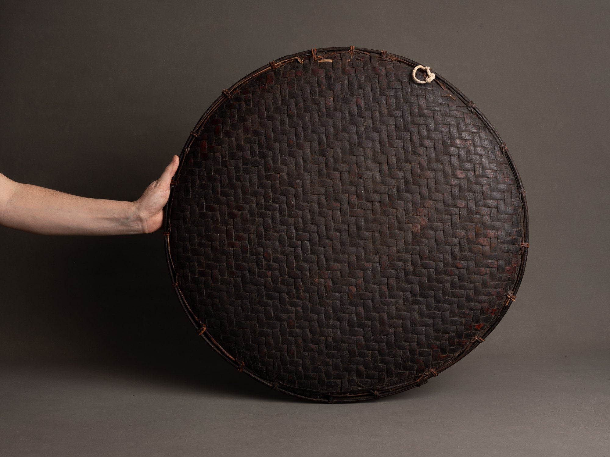 Rare plateau circulaire en bambou pour le thé et l'ikebana, Japon (Fin ère Meiji / début ère Shōwa)..Rare circular bamboo tray for tea and ikebana, Japan (Late Meiji / early Shōwa era)
