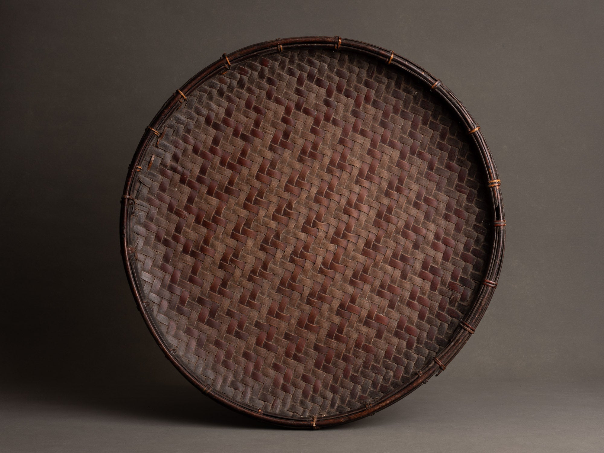 Rare plateau circulaire en bambou pour le thé et l'ikebana, Japon (Fin ère Meiji / début ère Shōwa)..Rare circular bamboo tray for tea and ikebana, Japan (Late Meiji / early Shōwa era)