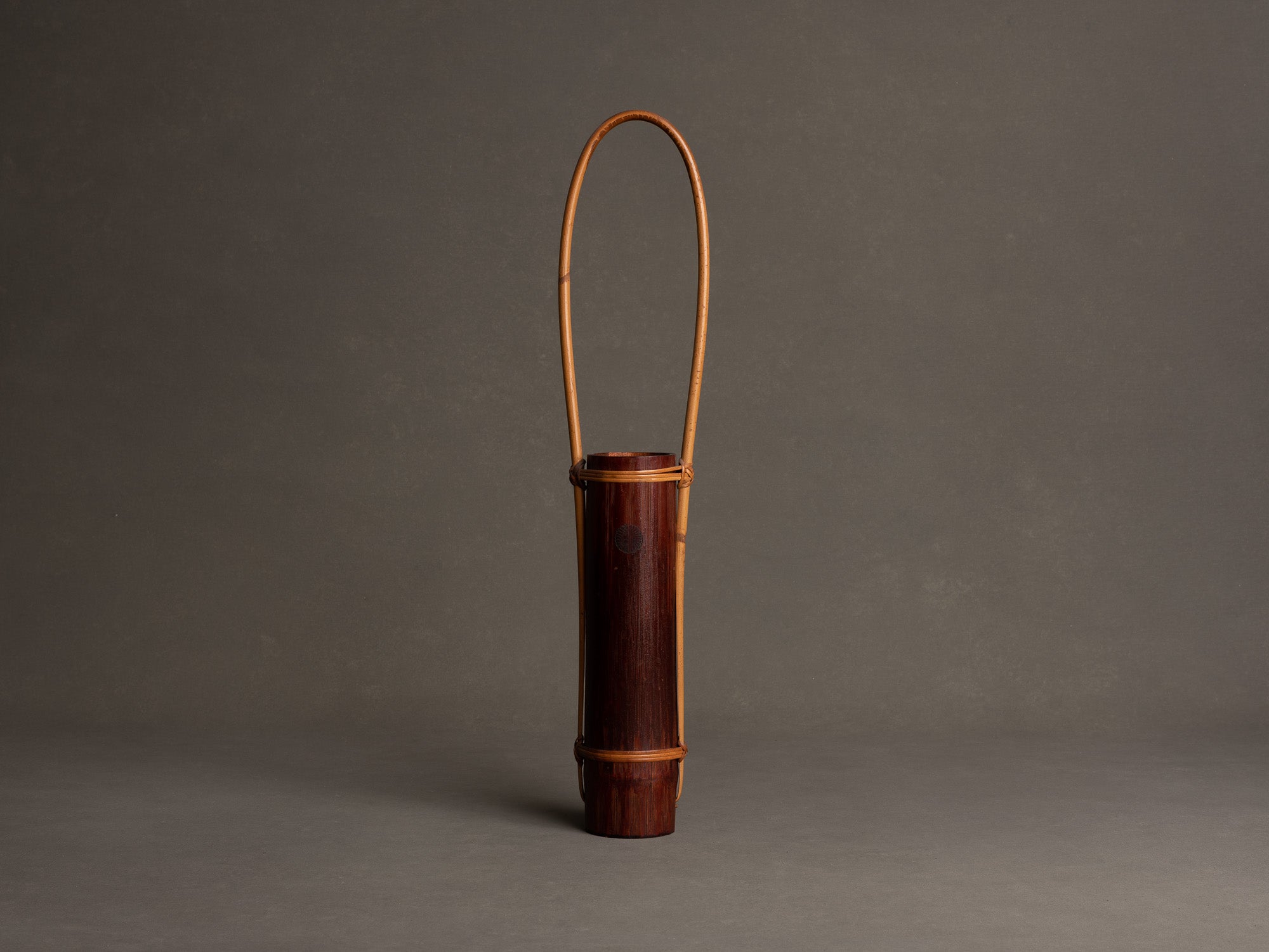 Kayoi tsudzuhanaire, vase en bambou pour la cérémonie du thé, suiveur de Shōno Shōunsai, Japon (Ère Shōwa)..Simple Kayoi tsudzuhanaire, Shōno Shōunsai style two-color Bamboo flower vase for tea ceremony chabana, Japan (Shōwa era)
