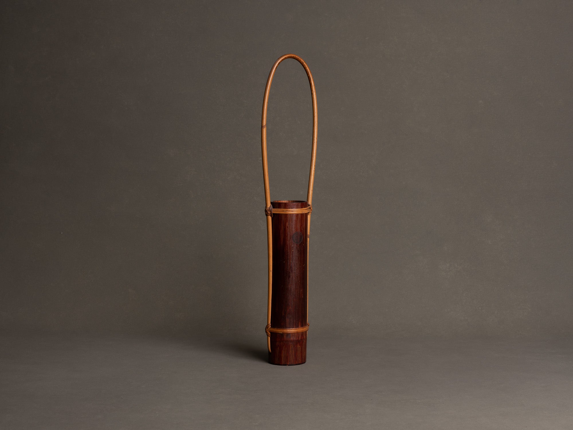 Kayoi tsudzuhanaire, vase en bambou pour la cérémonie du thé, suiveur de Shōno Shōunsai, Japon (Ère Shōwa)..Simple Kayoi tsudzuhanaire, Shōno Shōunsai style two-color Bamboo flower vase for tea ceremony chabana, Japan (Shōwa era)