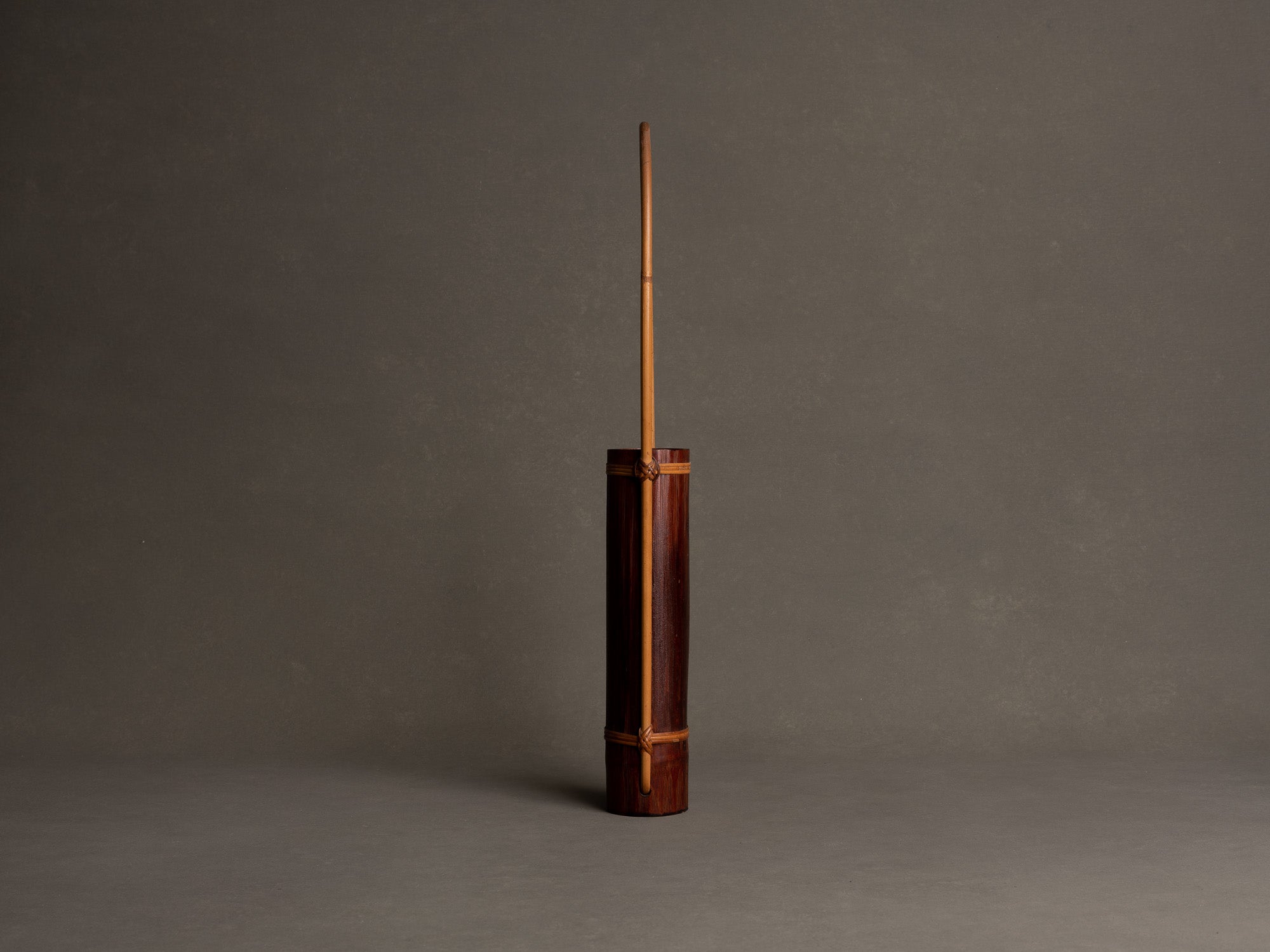 Kayoi tsudzuhanaire, vase en bambou pour la cérémonie du thé, suiveur de Shōno Shōunsai, Japon (Ère Shōwa)..Simple Kayoi tsudzuhanaire, Shōno Shōunsai style two-color Bamboo flower vase for tea ceremony chabana, Japan (Shōwa era)