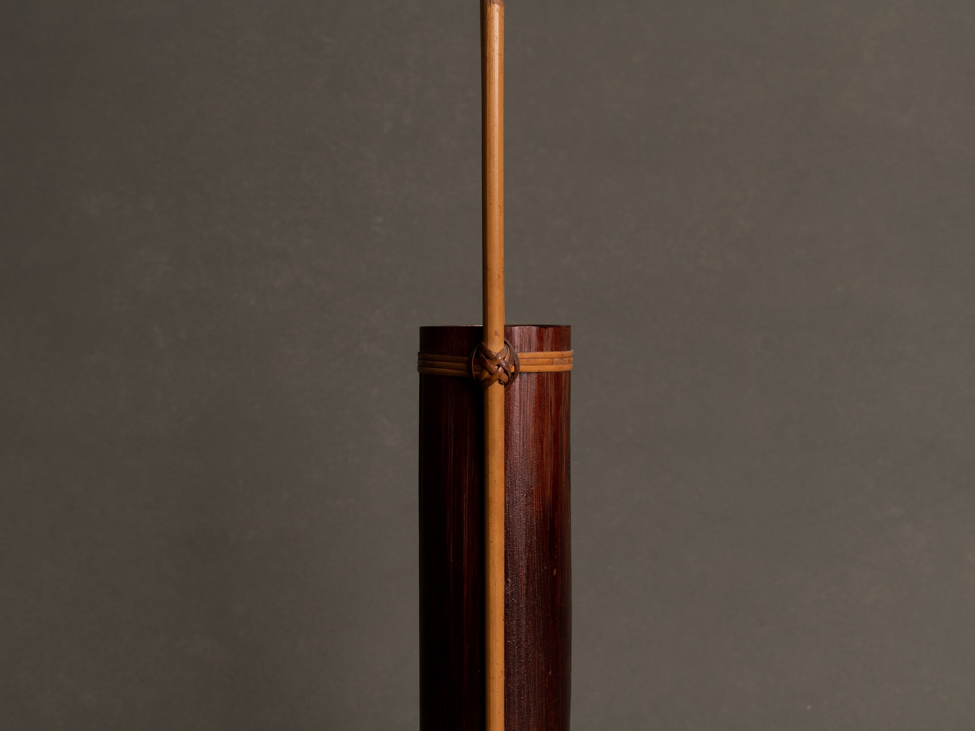 Kayoi tsudzuhanaire, vase en bambou pour la cérémonie du thé, suiveur de Shōno Shōunsai, Japon (Ère Shōwa)..Simple Kayoi tsudzuhanaire, Shōno Shōunsai style two-color Bamboo flower vase for tea ceremony chabana, Japan (Shōwa era)