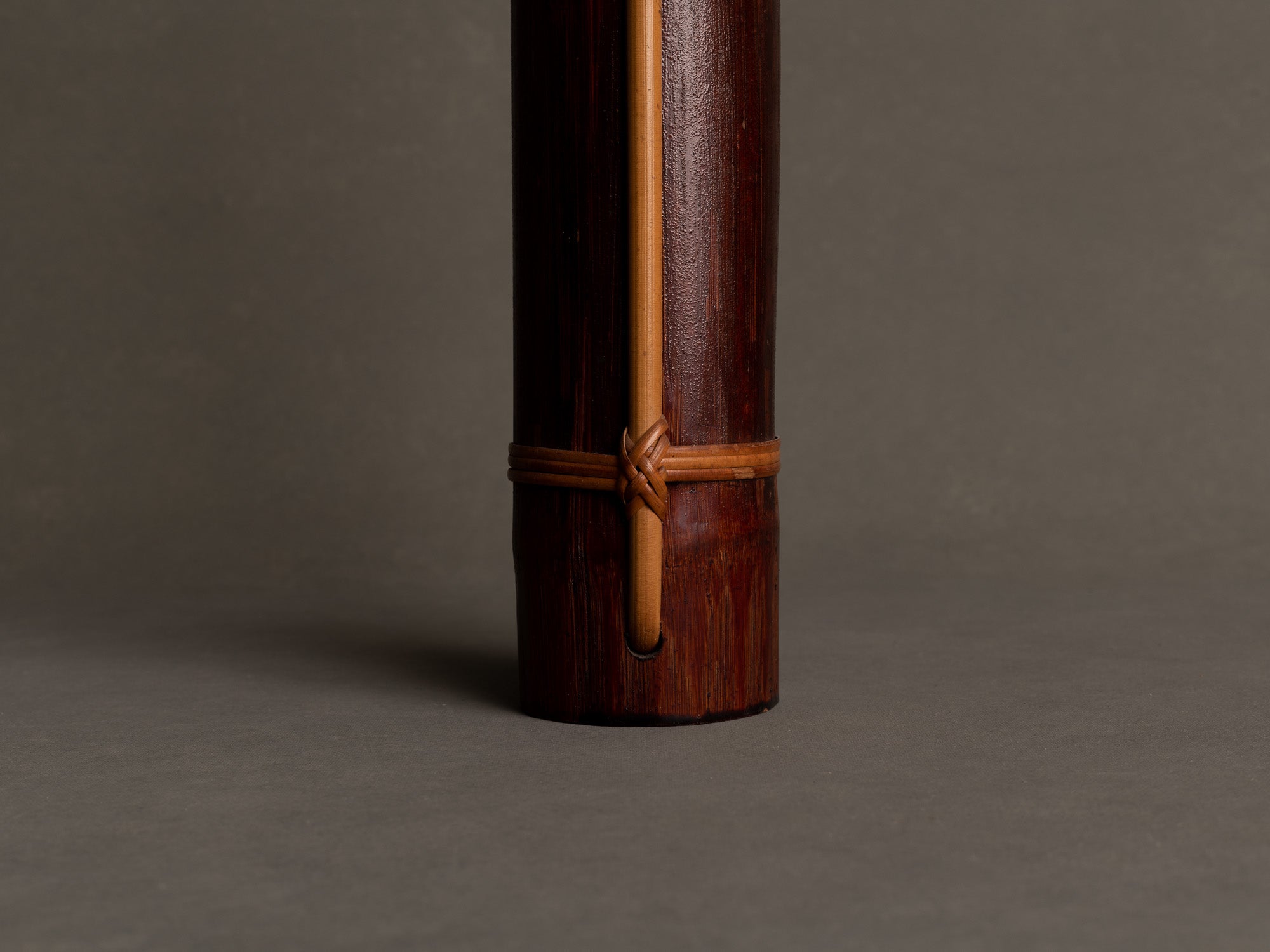 Kayoi tsudzuhanaire, vase en bambou pour la cérémonie du thé, suiveur de Shōno Shōunsai, Japon (Ère Shōwa)..Simple Kayoi tsudzuhanaire, Shōno Shōunsai style two-color Bamboo flower vase for tea ceremony chabana, Japan (Shōwa era)