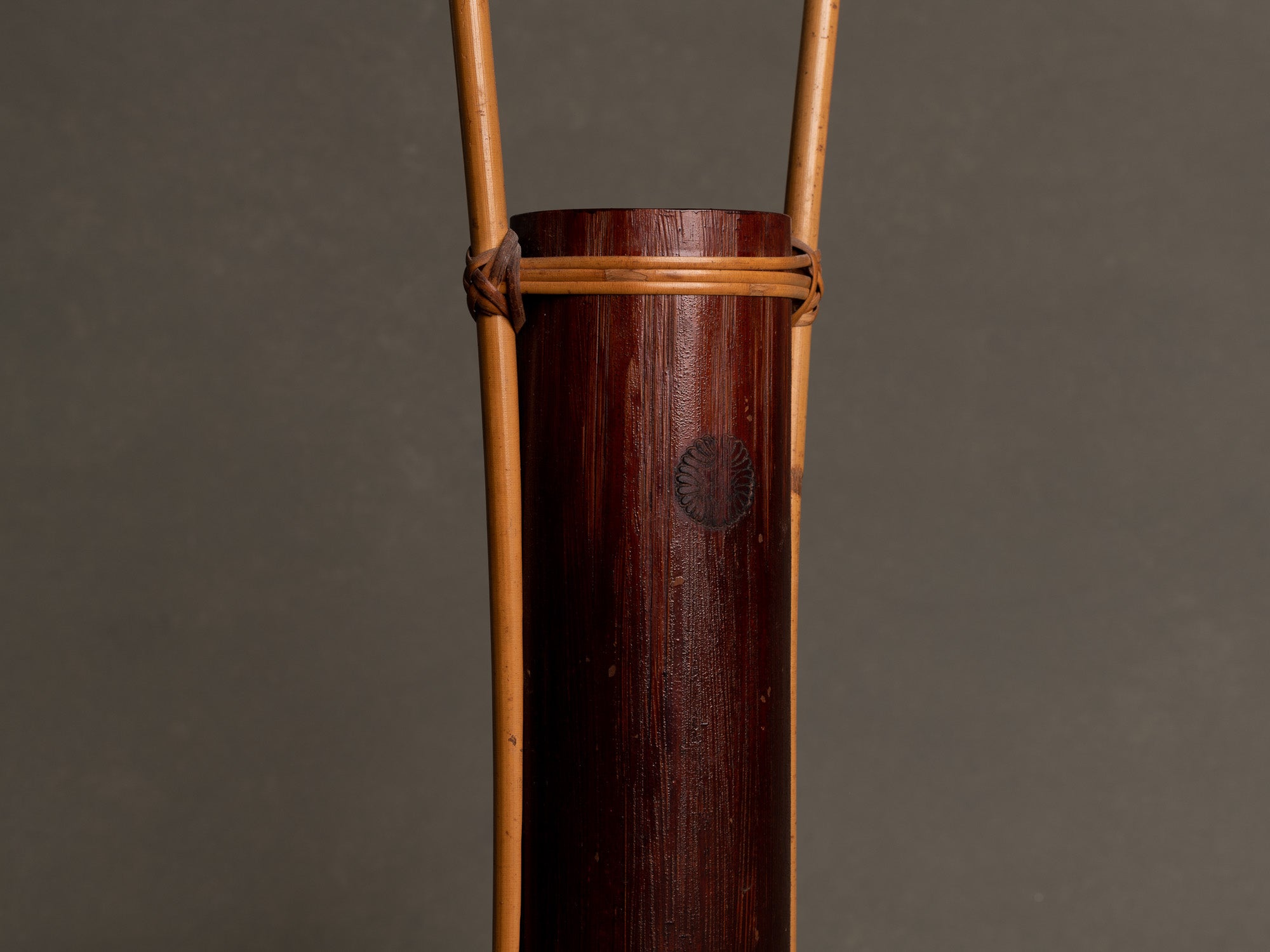 Kayoi tsudzuhanaire, vase en bambou pour la cérémonie du thé, suiveur de Shōno Shōunsai, Japon (Ère Shōwa)..Simple Kayoi tsudzuhanaire, Shōno Shōunsai style two-color Bamboo flower vase for tea ceremony chabana, Japan (Shōwa era)