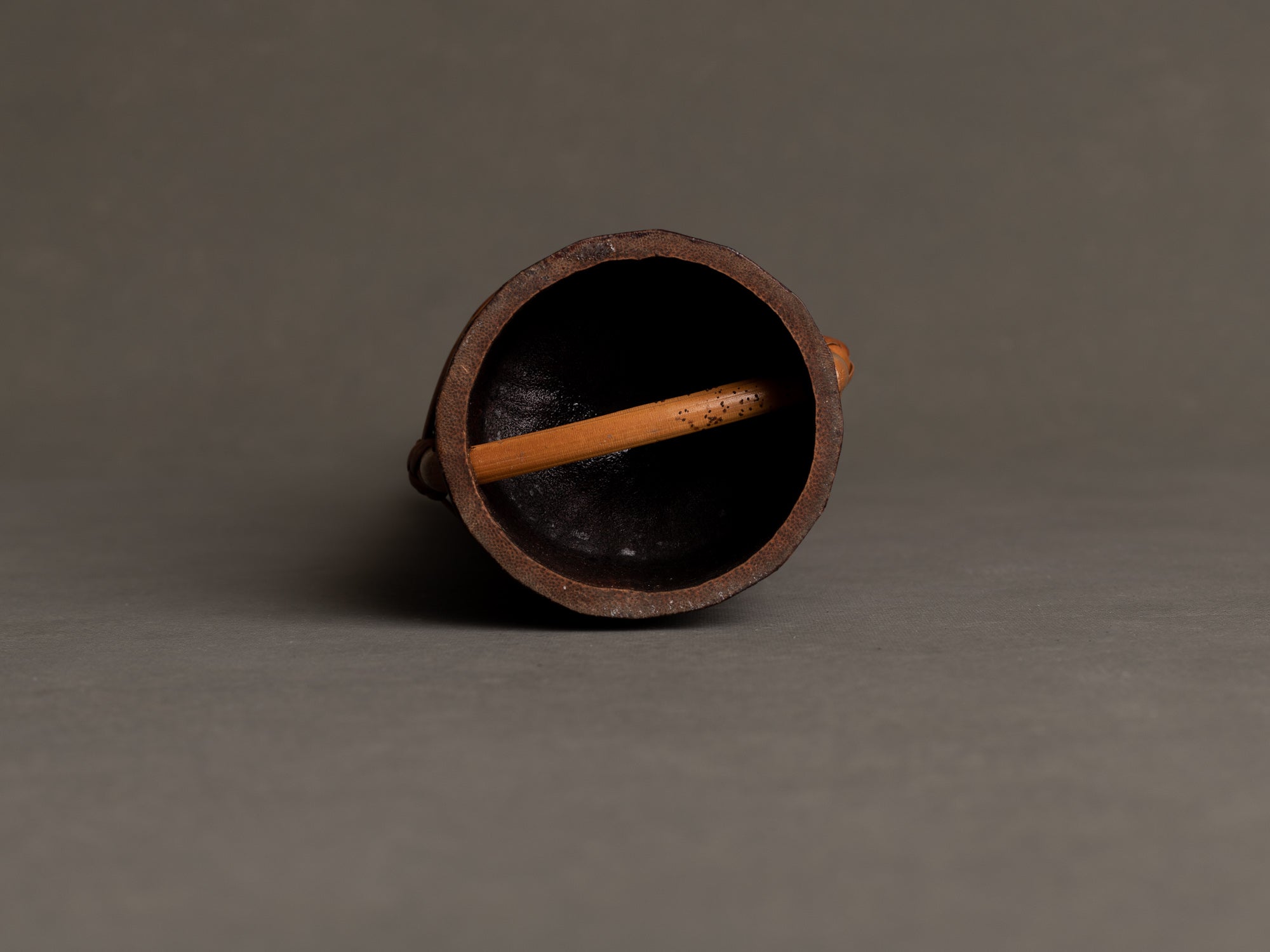 Kayoi tsudzuhanaire, vase en bambou pour la cérémonie du thé, suiveur de Shōno Shōunsai, Japon (Ère Shōwa)..Simple Kayoi tsudzuhanaire, Shōno Shōunsai style two-color Bamboo flower vase for tea ceremony chabana, Japan (Shōwa era)