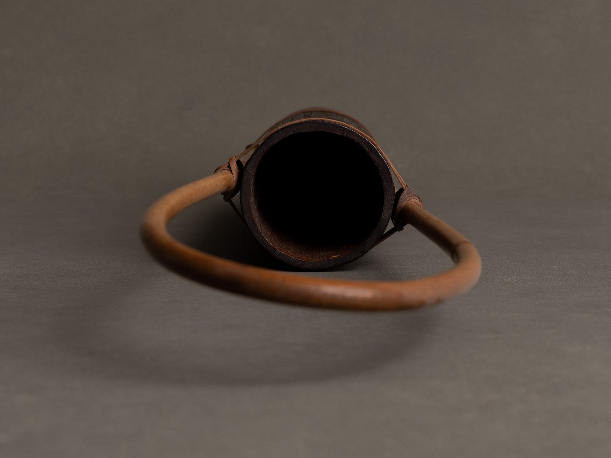 Kayoi tsudzuhanaire, vase en bambou pour la cérémonie du thé, suiveur de Shōno Shōunsai, Japon (Ère Shōwa)..Simple Kayoi tsudzuhanaire, Shōno Shōunsai style two-color Bamboo flower vase for tea ceremony chabana, Japan (Shōwa era)