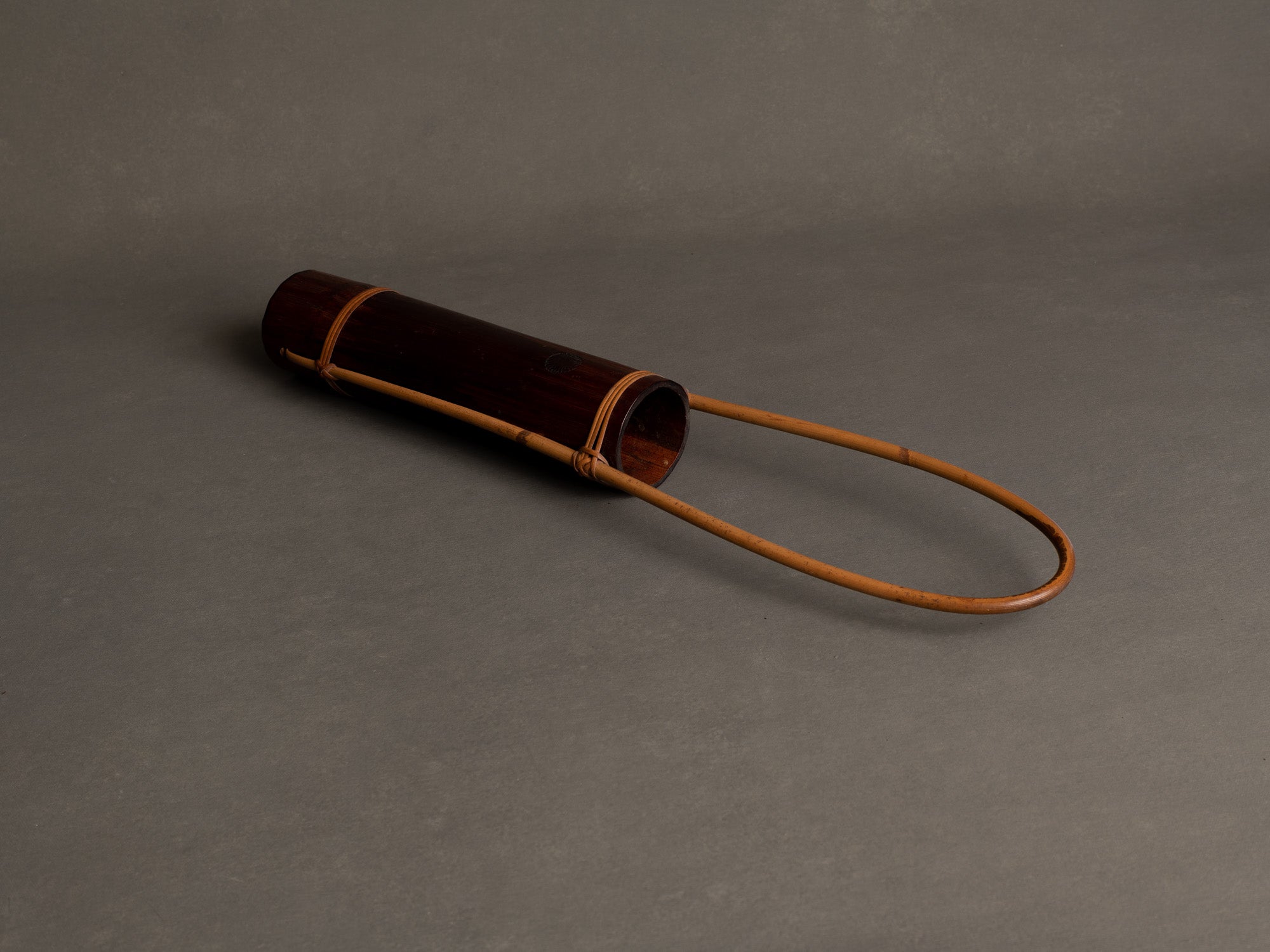 Kayoi tsudzuhanaire, vase en bambou pour la cérémonie du thé, suiveur de Shōno Shōunsai, Japon (Ère Shōwa)..Simple Kayoi tsudzuhanaire, Shōno Shōunsai style two-color Bamboo flower vase for tea ceremony chabana, Japan (Shōwa era)