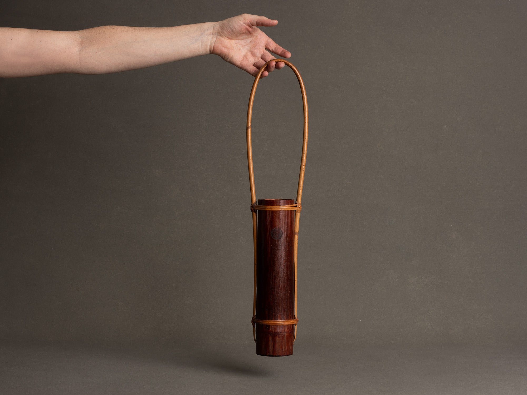 Kayoi tsudzuhanaire, vase en bambou pour la cérémonie du thé, suiveur de Shōno Shōunsai, Japon (Ère Shōwa)..Simple Kayoi tsudzuhanaire, Shōno Shōunsai style two-color Bamboo flower vase for tea ceremony chabana, Japan (Shōwa era)