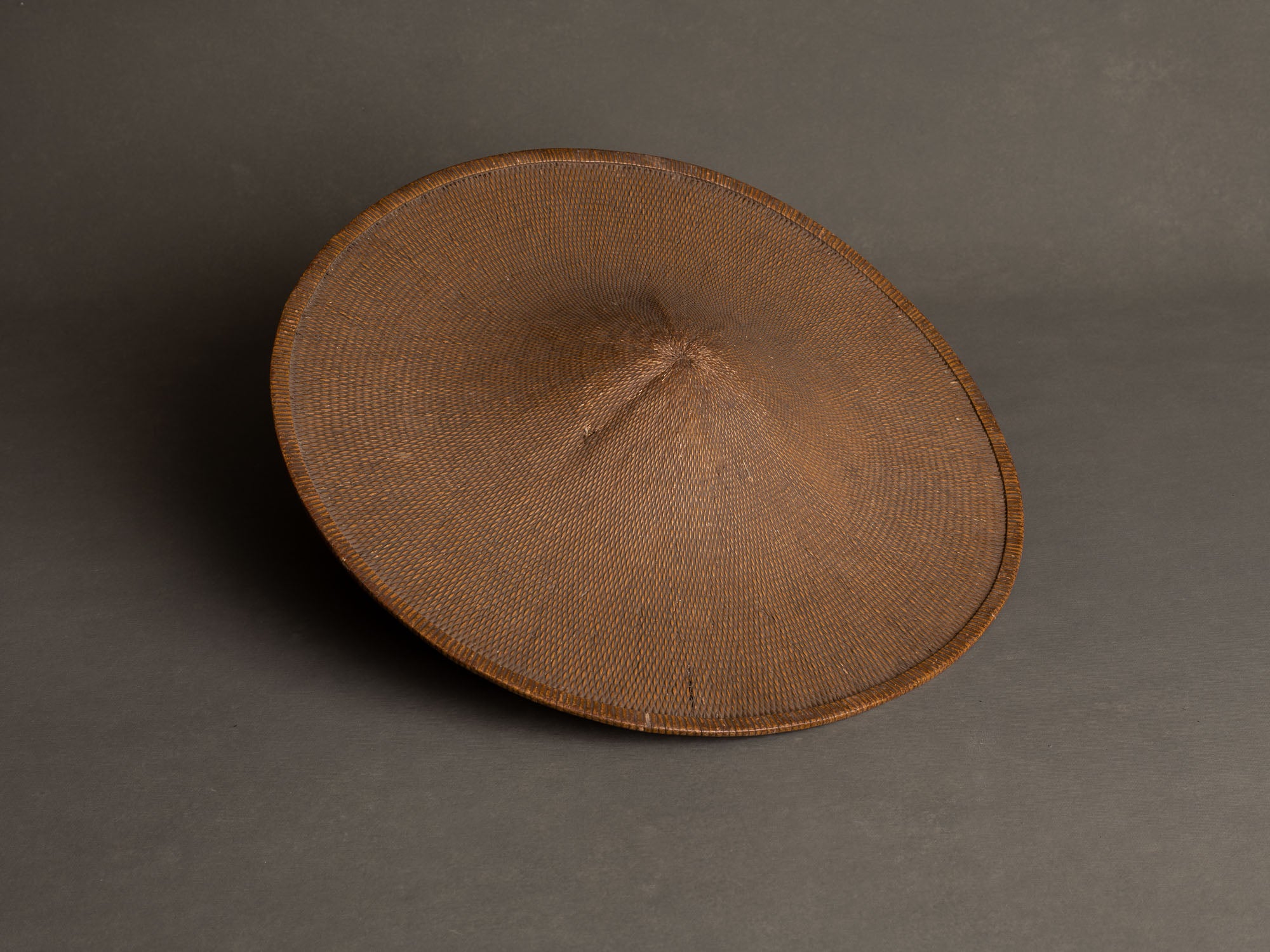 Rare Ajiro Jingasa, casque d'été de samourai en bambou tressé, Japon (Fin de l’époque Edo)..Rare ajiro Jingasa, summer woven bamboo samurai helmet, Japan (end of the Edo period)