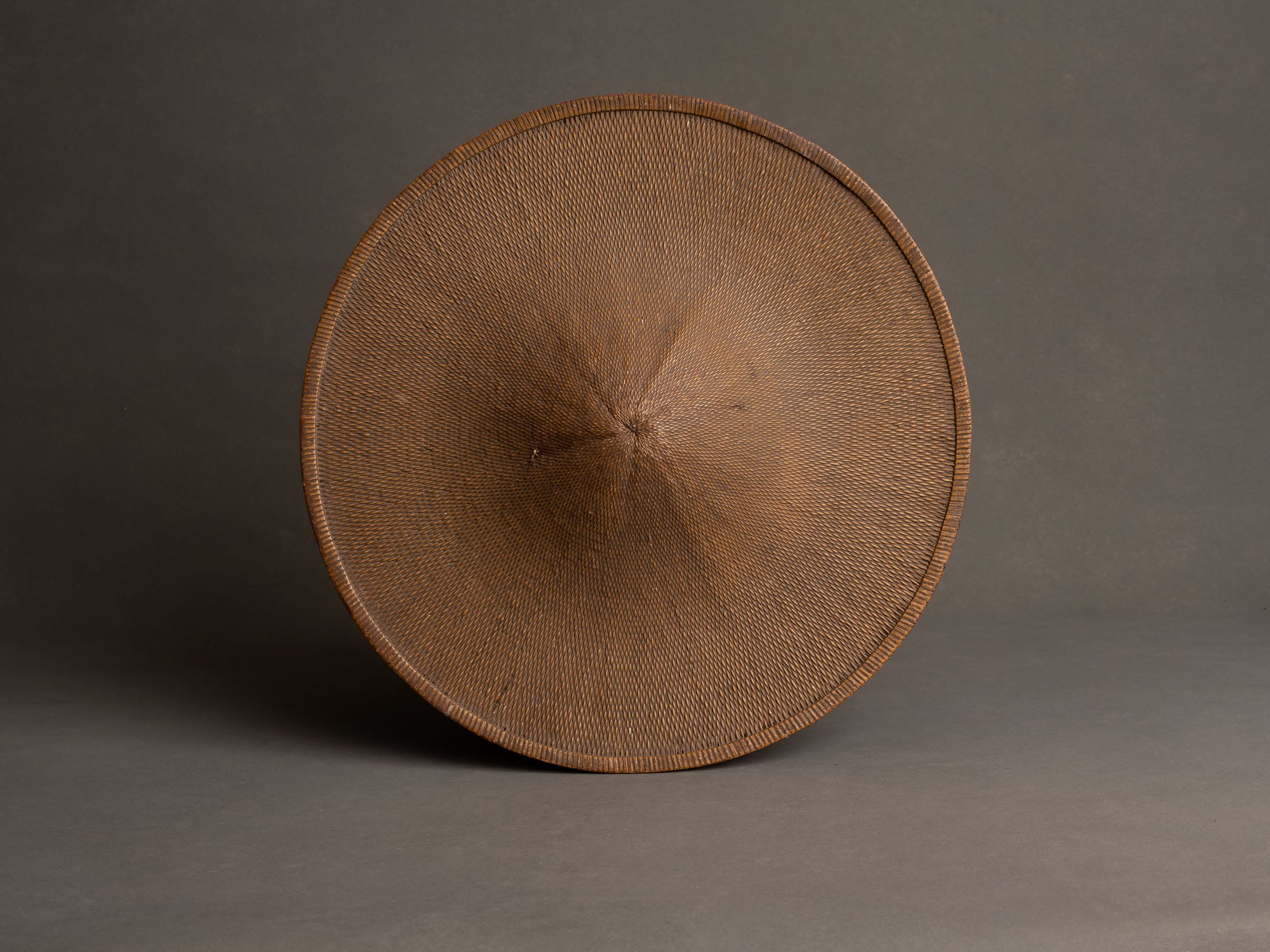 Rare Ajiro Jingasa, casque d'été de samourai en bambou tressé, Japon (Fin de l’époque Edo)..Rare ajiro Jingasa, summer woven bamboo samurai helmet, Japan (end of the Edo period)
