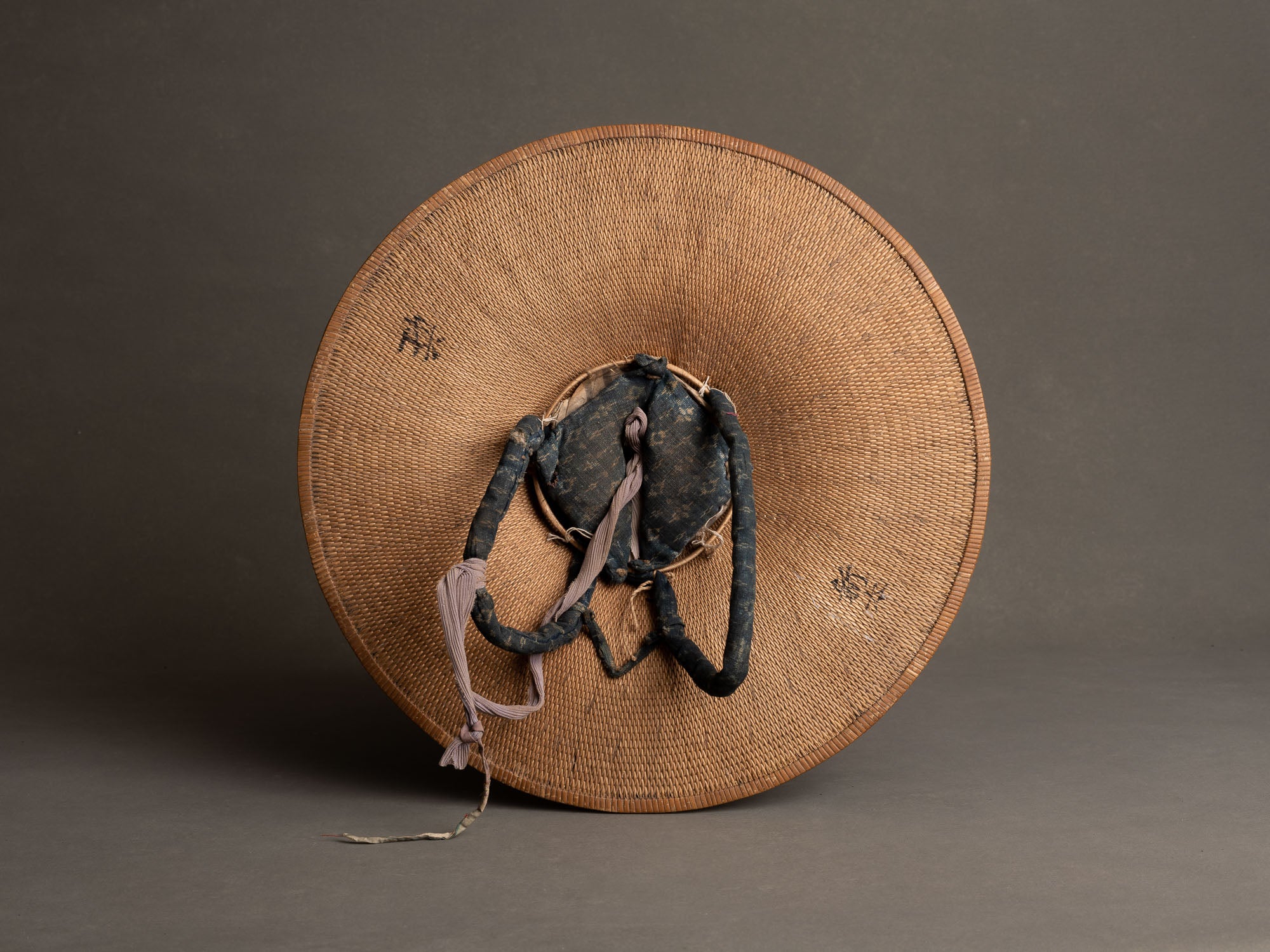 Rare Ajiro Jingasa, casque d'été de samourai en bambou tressé, Japon (Fin de l’époque Edo)..Rare ajiro Jingasa, summer woven bamboo samurai helmet, Japan (end of the Edo period)
