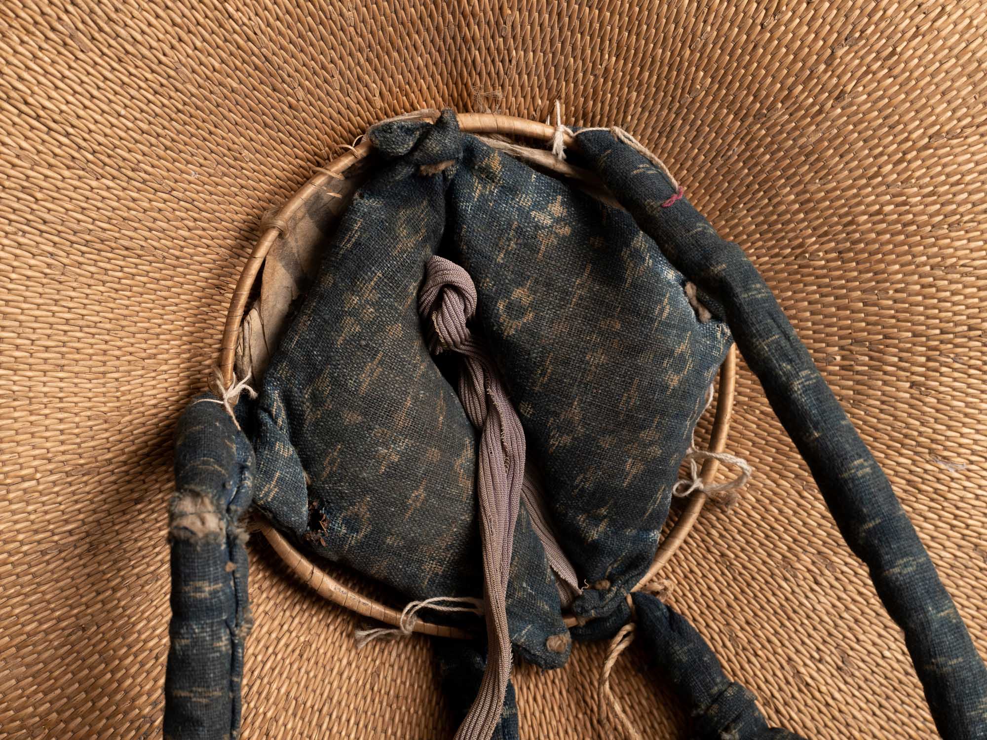 Rare Ajiro Jingasa, casque d'été de samourai en bambou tressé, Japon (Fin de l’époque Edo)..Rare ajiro Jingasa, summer woven bamboo samurai helmet, Japan (end of the Edo period)