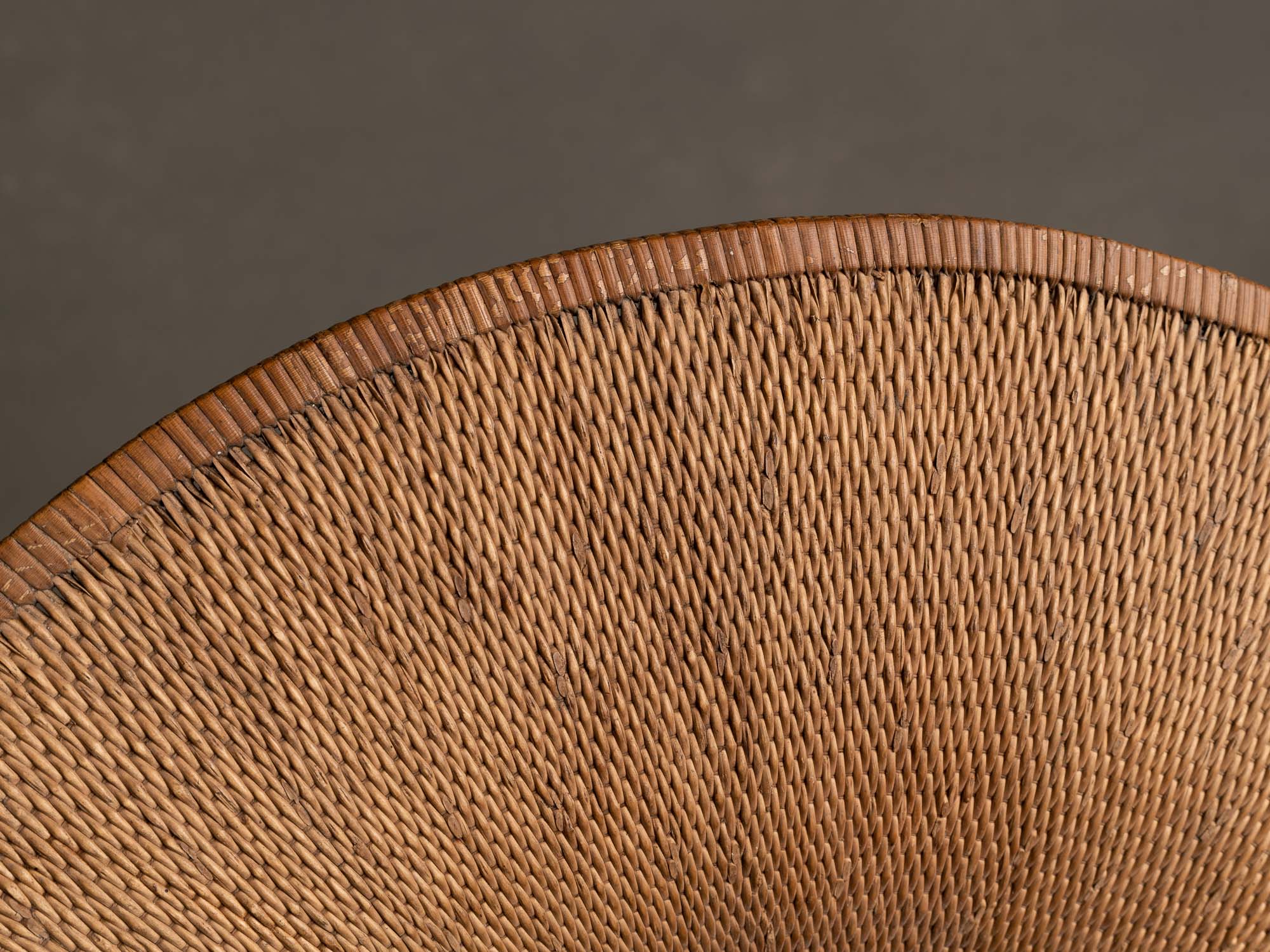 Rare Ajiro Jingasa, casque d'été de samourai en bambou tressé, Japon (Fin de l’époque Edo)..Rare ajiro Jingasa, summer woven bamboo samurai helmet, Japan (end of the Edo period)