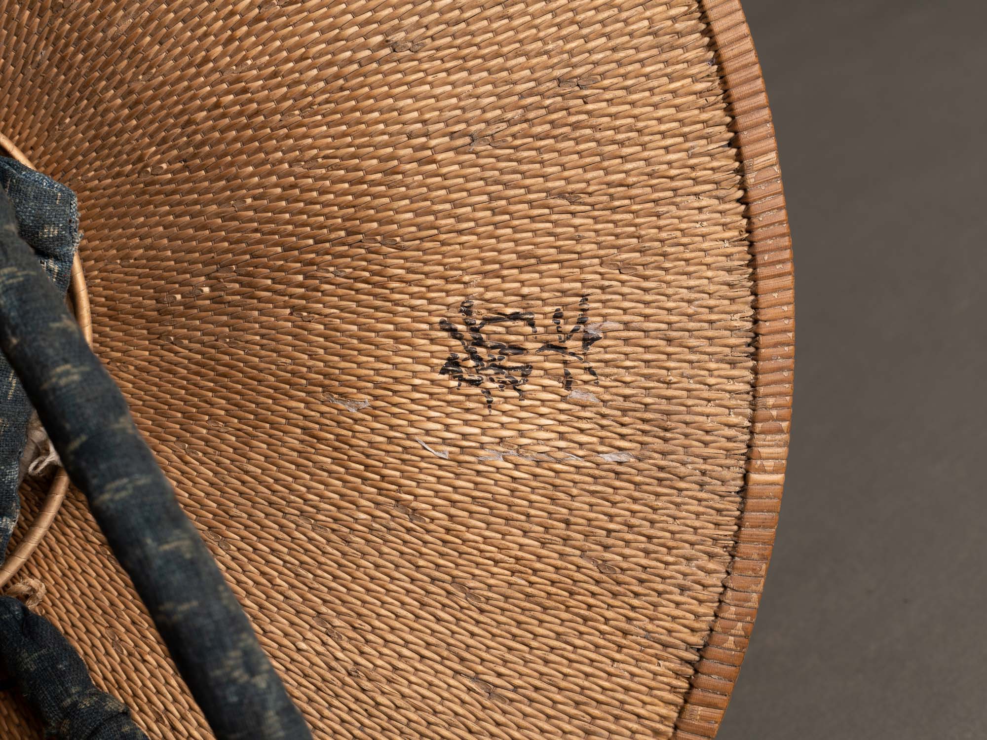 Rare Ajiro Jingasa, casque d'été de samourai en bambou tressé, Japon (Fin de l’époque Edo)..Rare ajiro Jingasa, summer woven bamboo samurai helmet, Japan (end of the Edo period)