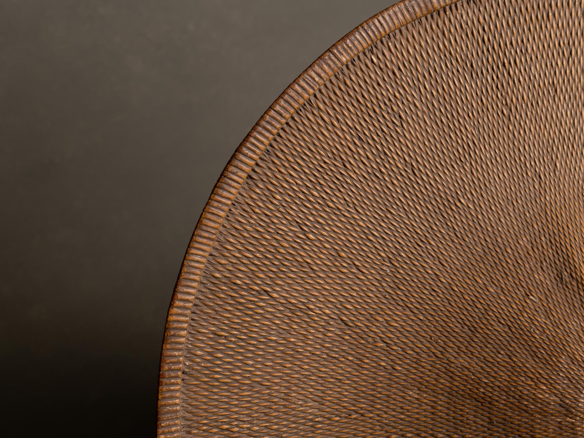 Rare Ajiro Jingasa, casque d'été de samourai en bambou tressé, Japon (Fin de l’époque Edo)..Rare ajiro Jingasa, summer woven bamboo samurai helmet, Japan (end of the Edo period)