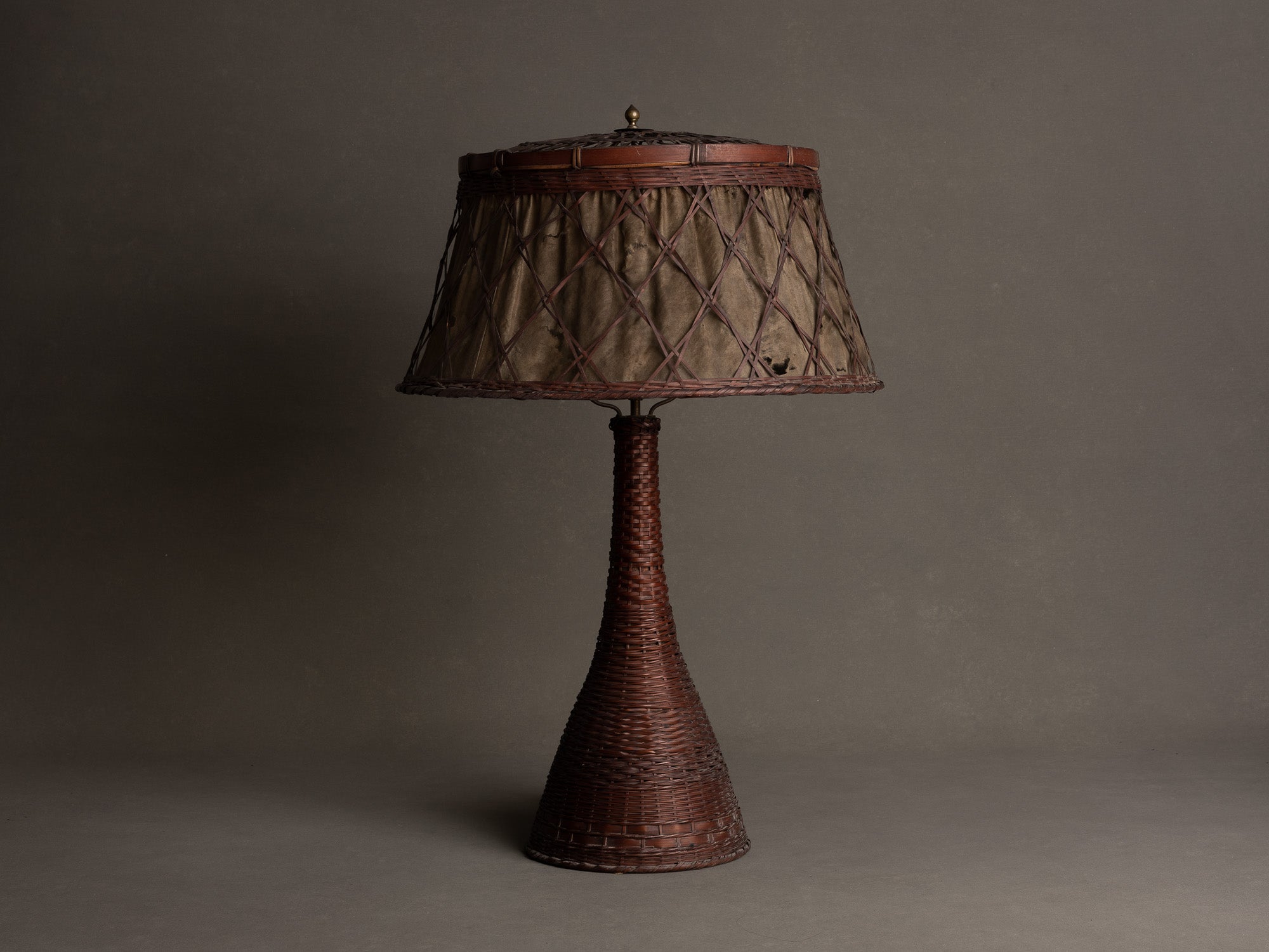 Rare lampe en vannerie de bambou nippone, Japon (fin Ère meiji / ère Taishō)..Rare lamp in Japanese bamboo basketry wickerwork, Japan (late Meiji era / Taishō era)