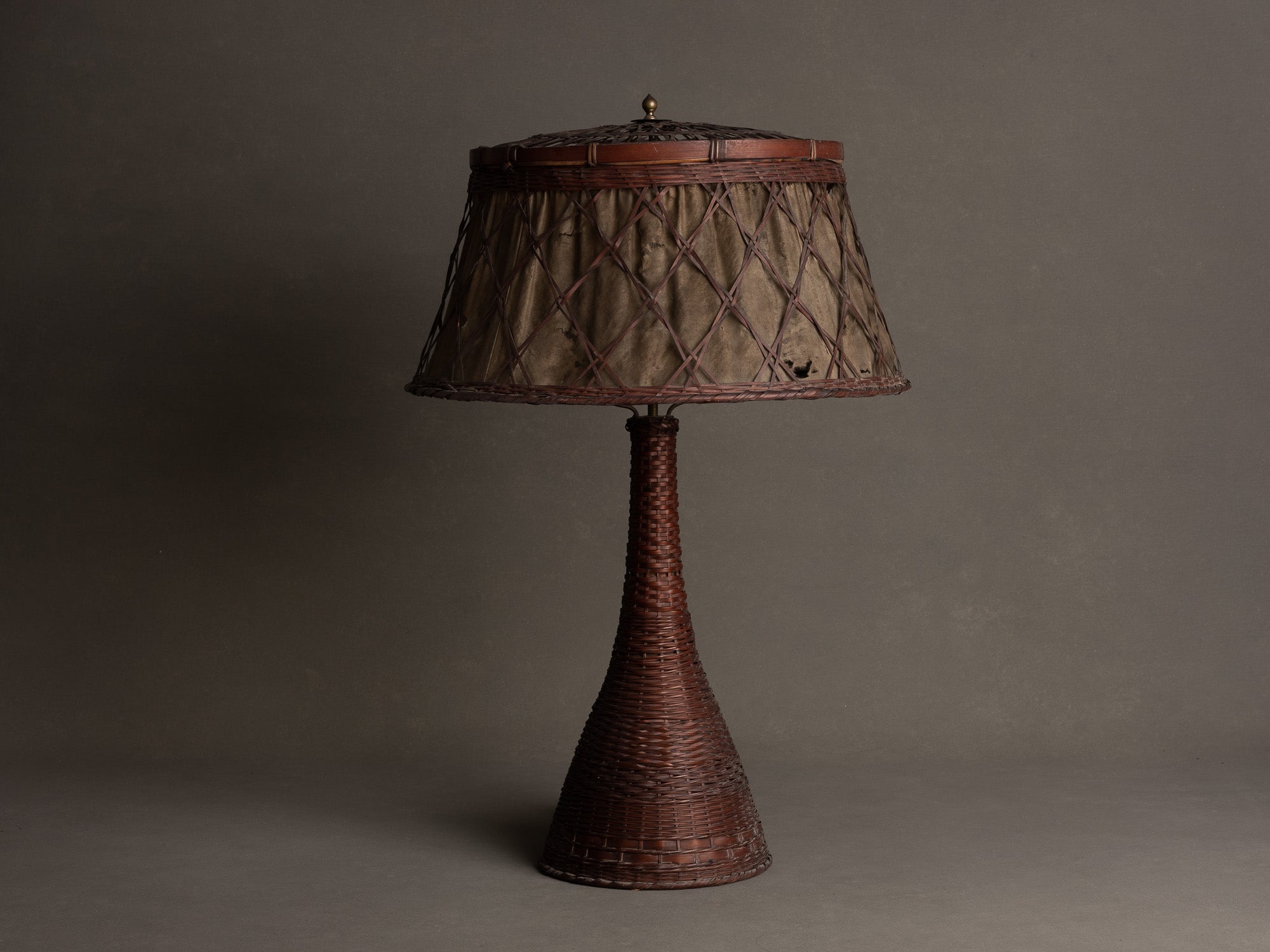 Rare lampe en vannerie de bambou nippone, Japon (fin Ère meiji / ère Taishō)..Rare lamp in Japanese bamboo basketry wickerwork, Japan (late Meiji era / Taishō era)