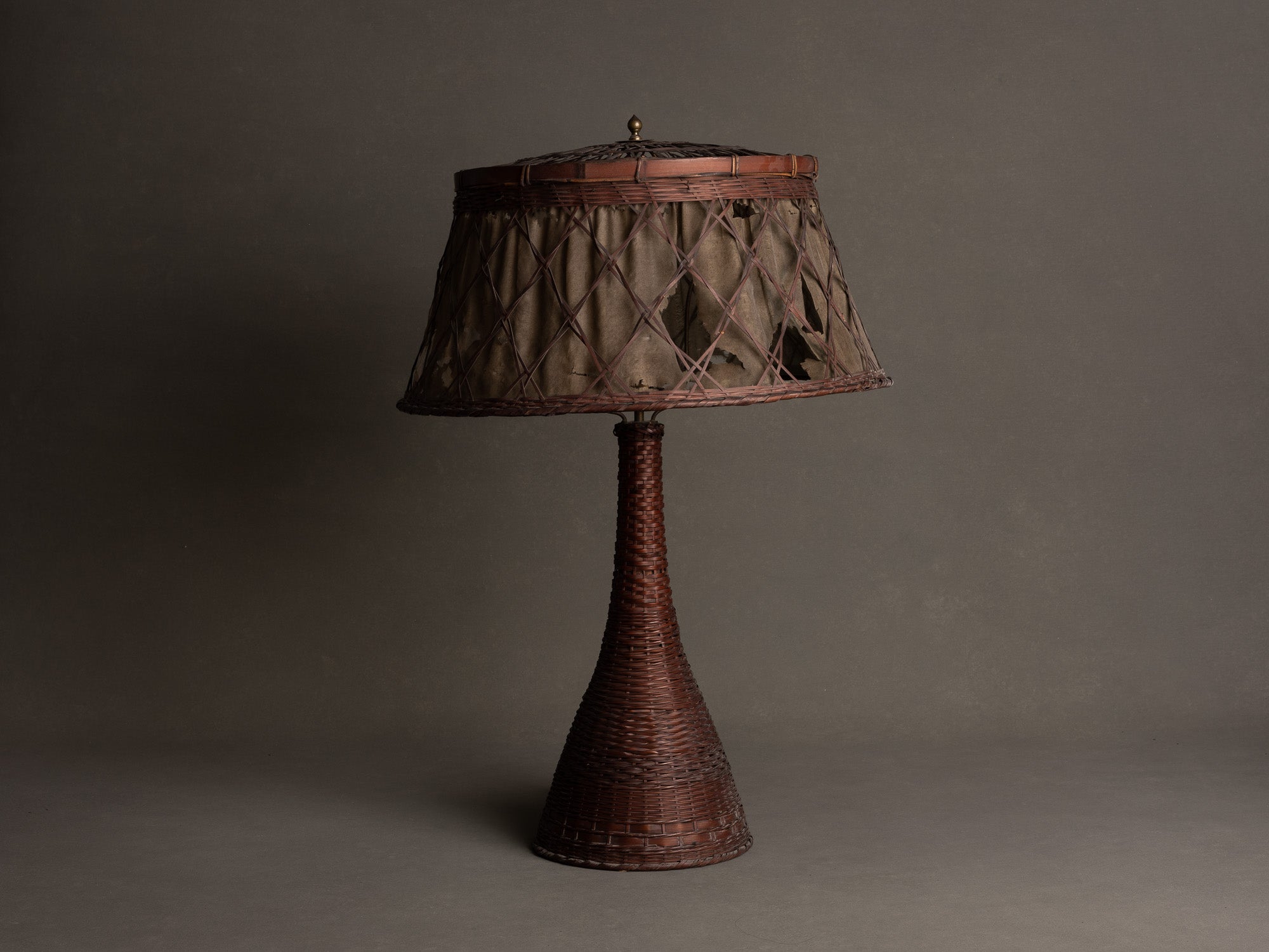 Rare lampe en vannerie de bambou nippone, Japon (fin Ère meiji / ère Taishō)..Rare lamp in Japanese bamboo basketry wickerwork, Japan (late Meiji era / Taishō era)