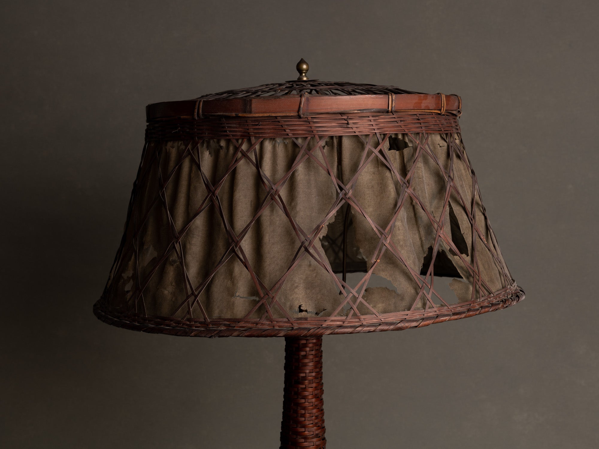 Rare lampe en vannerie de bambou nippone, Japon (fin Ère meiji / ère Taishō)..Rare lamp in Japanese bamboo basketry wickerwork, Japan (late Meiji era / Taishō era)