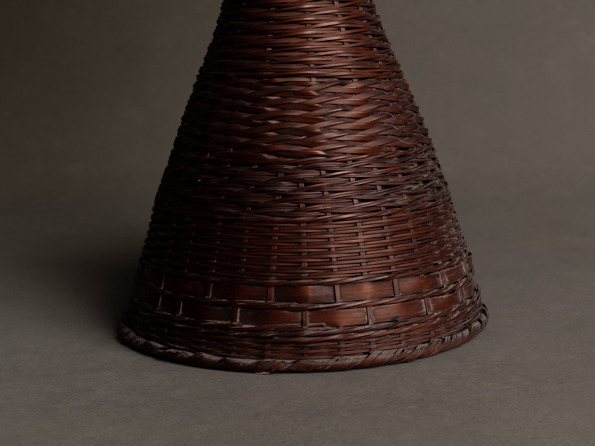 Rare lampe en vannerie de bambou nippone, Japon (fin Ère meiji / ère Taishō)..Rare lamp in Japanese bamboo basketry wickerwork, Japan (late Meiji era / Taishō era)