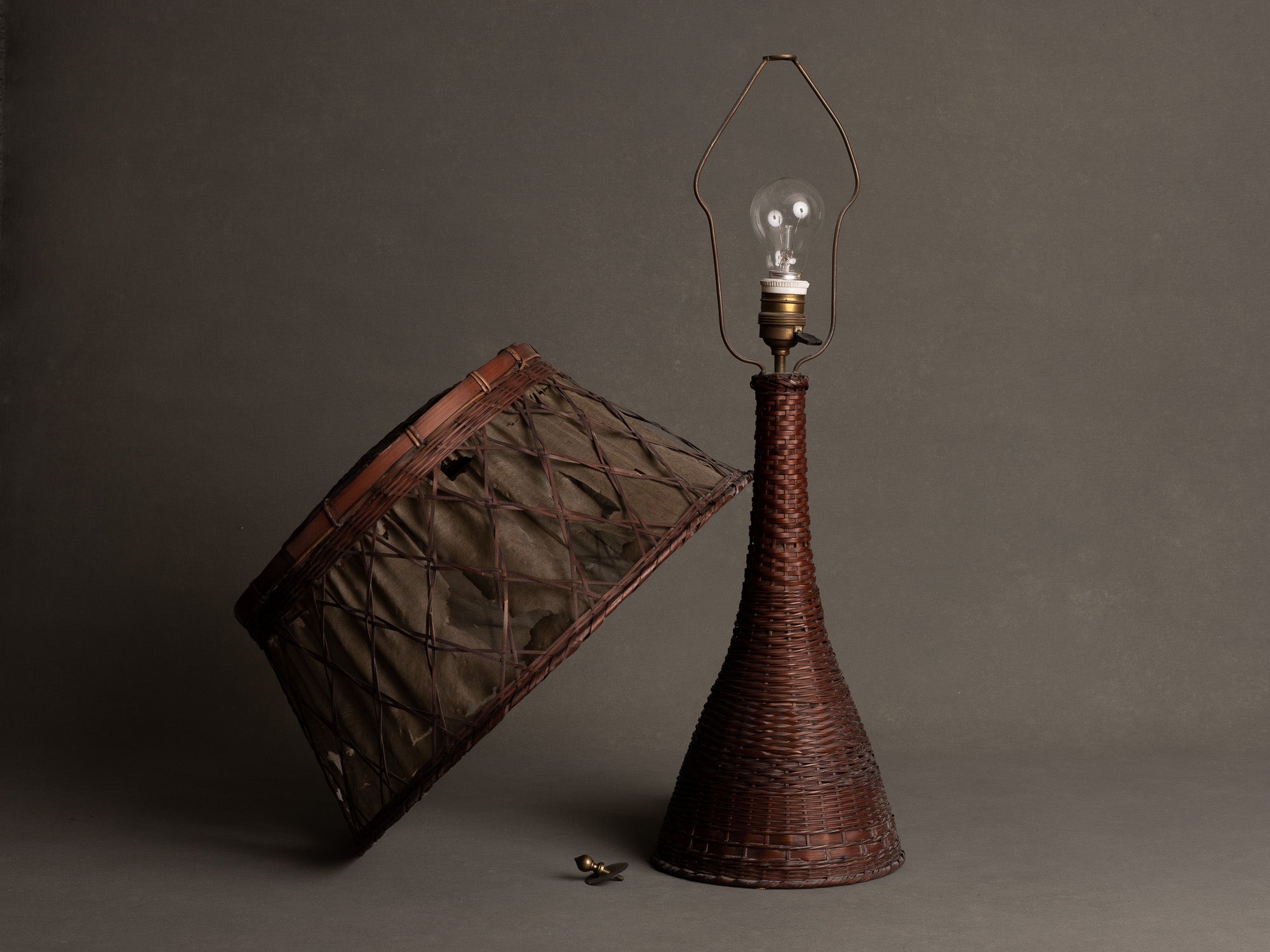 Rare lampe en vannerie de bambou nippone, Japon (fin Ère meiji / ère Taishō)..Rare lamp in Japanese bamboo basketry wickerwork, Japan (late Meiji era / Taishō era)