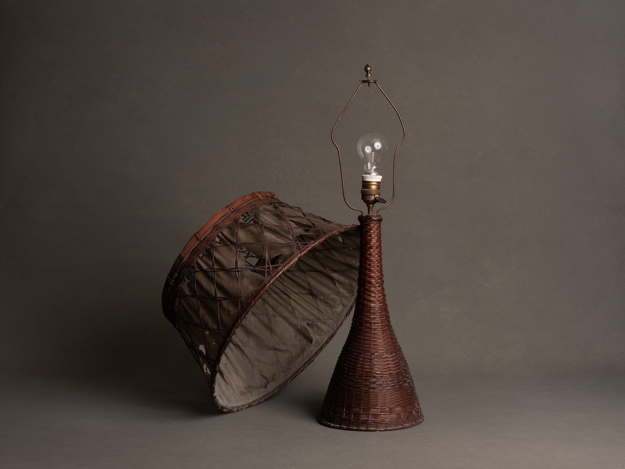 Rare lampe en vannerie de bambou nippone, Japon (fin Ère meiji / ère Taishō)..Rare lamp in Japanese bamboo basketry wickerwork, Japan (late Meiji era / Taishō era)
