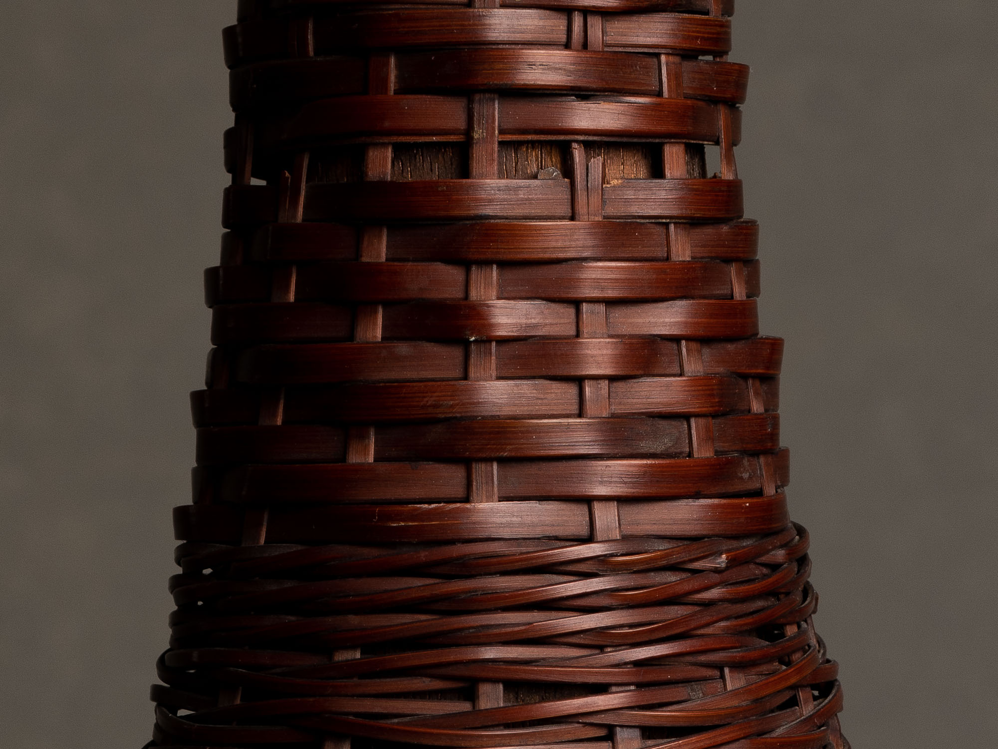 Rare lampe en vannerie de bambou nippone, Japon (fin Ère meiji / ère Taishō)..Rare lamp in Japanese bamboo basketry wickerwork, Japan (late Meiji era / Taishō era)