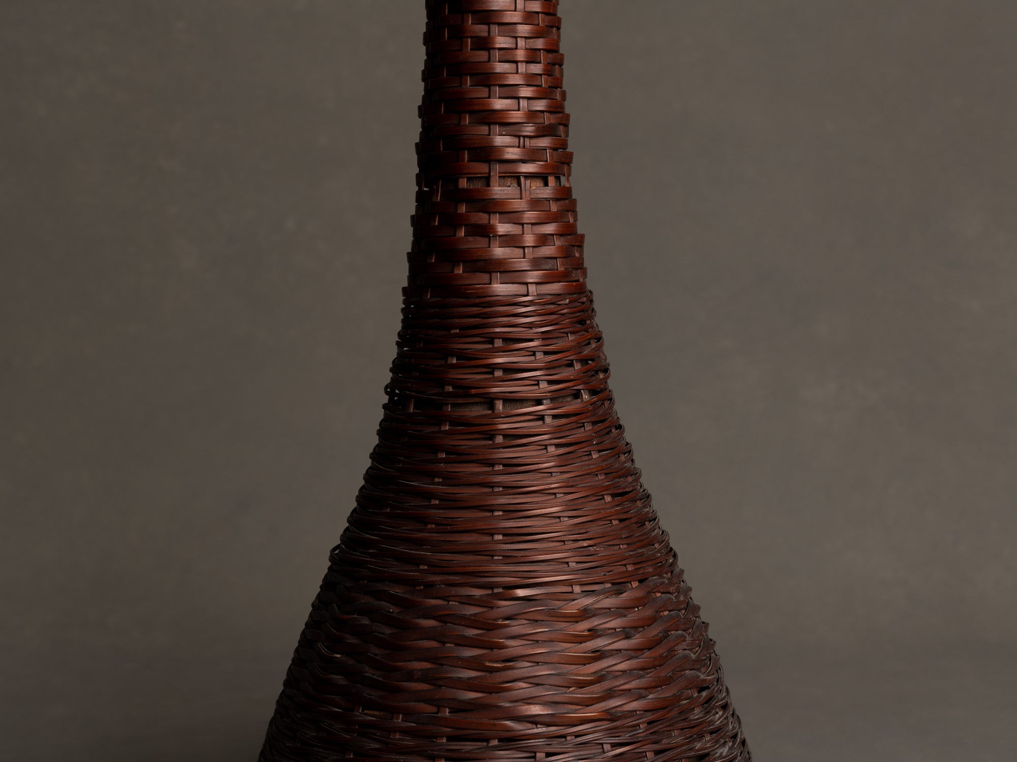 Rare lampe en vannerie de bambou nippone, Japon (fin Ère meiji / ère Taishō)..Rare lamp in Japanese bamboo basketry wickerwork, Japan (late Meiji era / Taishō era)