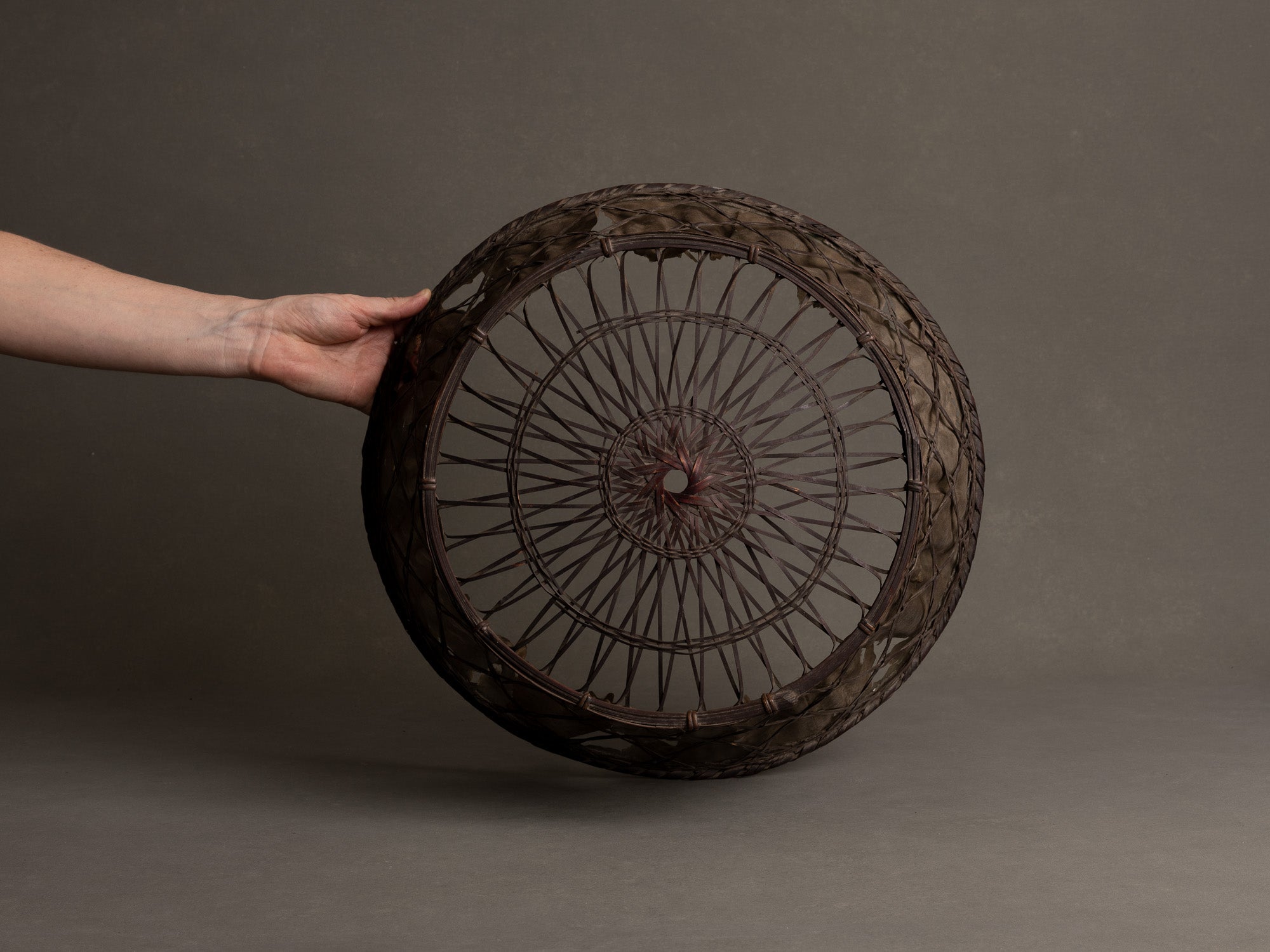 Rare lampe en vannerie de bambou nippone, Japon (fin Ère meiji / ère Taishō)..Rare lamp in Japanese bamboo basketry wickerwork, Japan (late Meiji era / Taishō era)