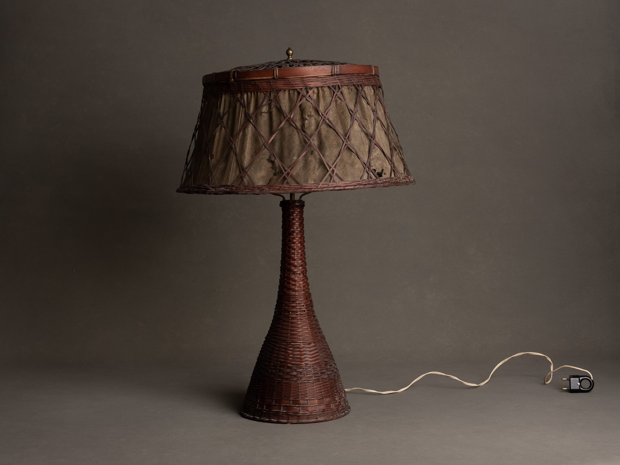 Rare lampe en vannerie de bambou nippone, Japon (fin Ère meiji / ère Taishō)..Rare lamp in Japanese bamboo basketry wickerwork, Japan (late Meiji era / Taishō era)