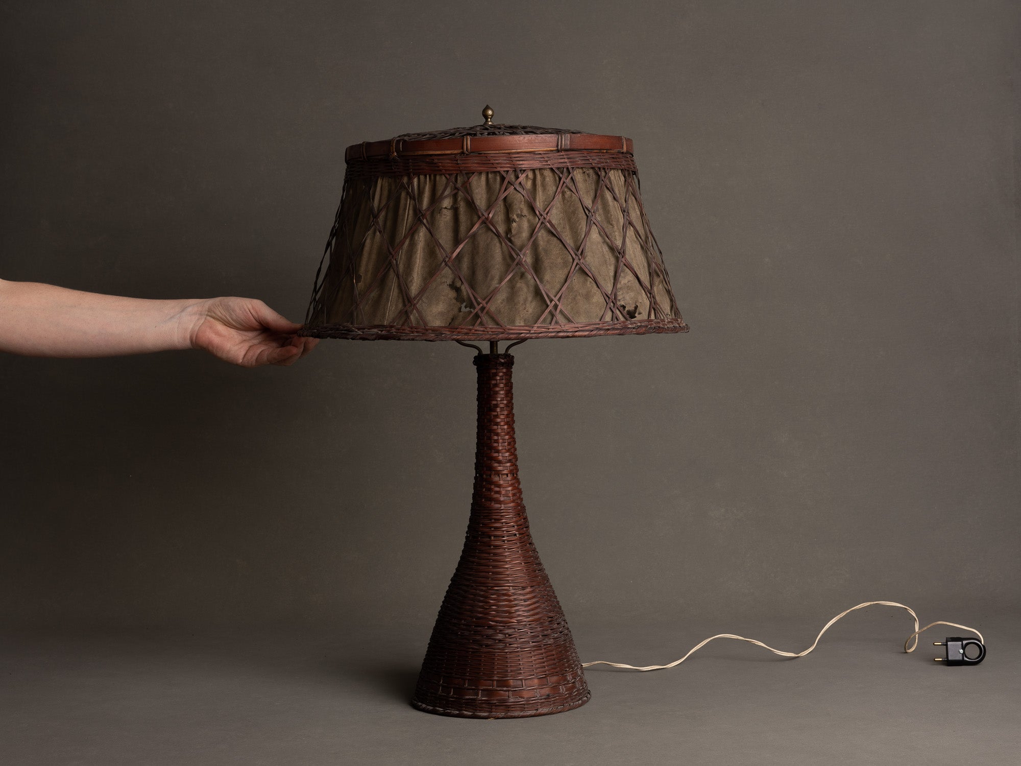 Rare lampe en vannerie de bambou nippone, Japon (fin Ère meiji / ère Taishō)..Rare lamp in Japanese bamboo basketry wickerwork, Japan (late Meiji era / Taishō era)