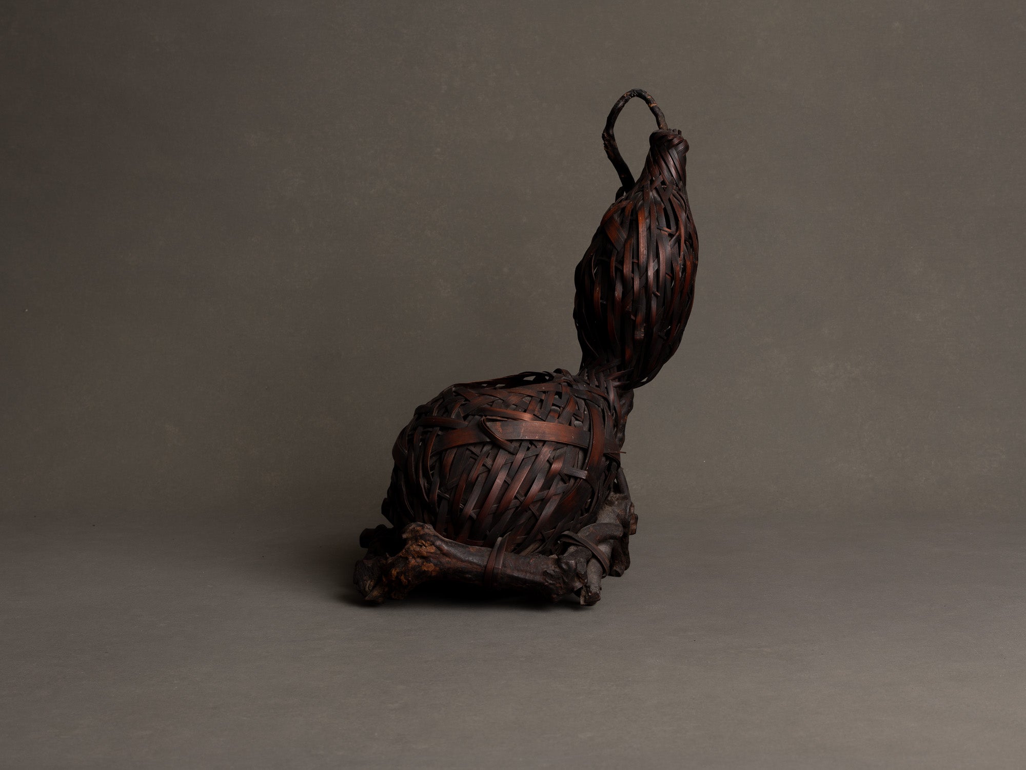 Hanakago, panier double-gourde hyotan en bambou nemagaridake pour l'ikebana, Japon (Ère Meiji / début de l'ère Taishō)..Hanakago Ikebana nemagaridake double gourd-shaped bamboo basket, Japan (Meiji era / early Taishō era)