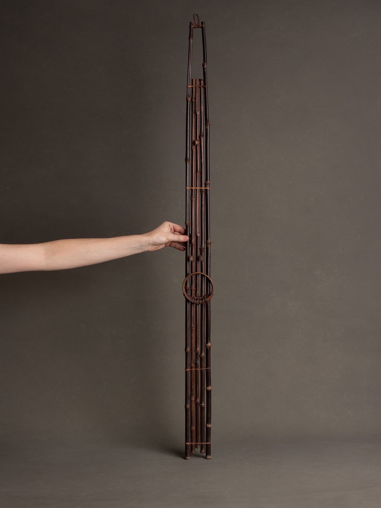 Tanzakukake, support en bambou pour calligraphie, Japon (Ère Shōwa)..Tanzakukake, bamboo hanger for scroll wall painting or calligraphy, Japan (Shōwa era)