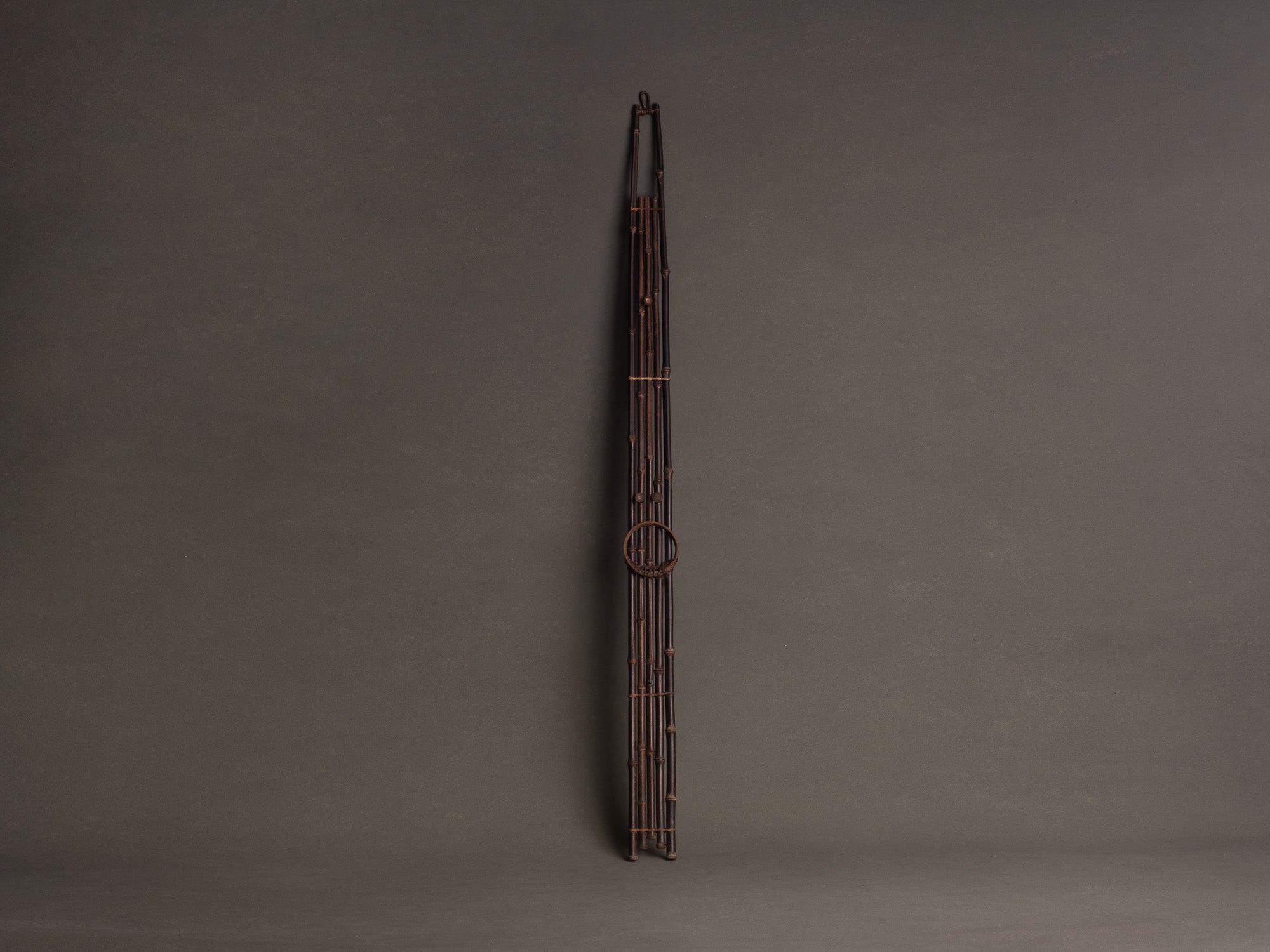 Tanzakukake, support en bambou pour calligraphie, Japon (Ère Shōwa)..Tanzakukake, bamboo hanger for scroll wall painting or calligraphy, Japan (Shōwa era)